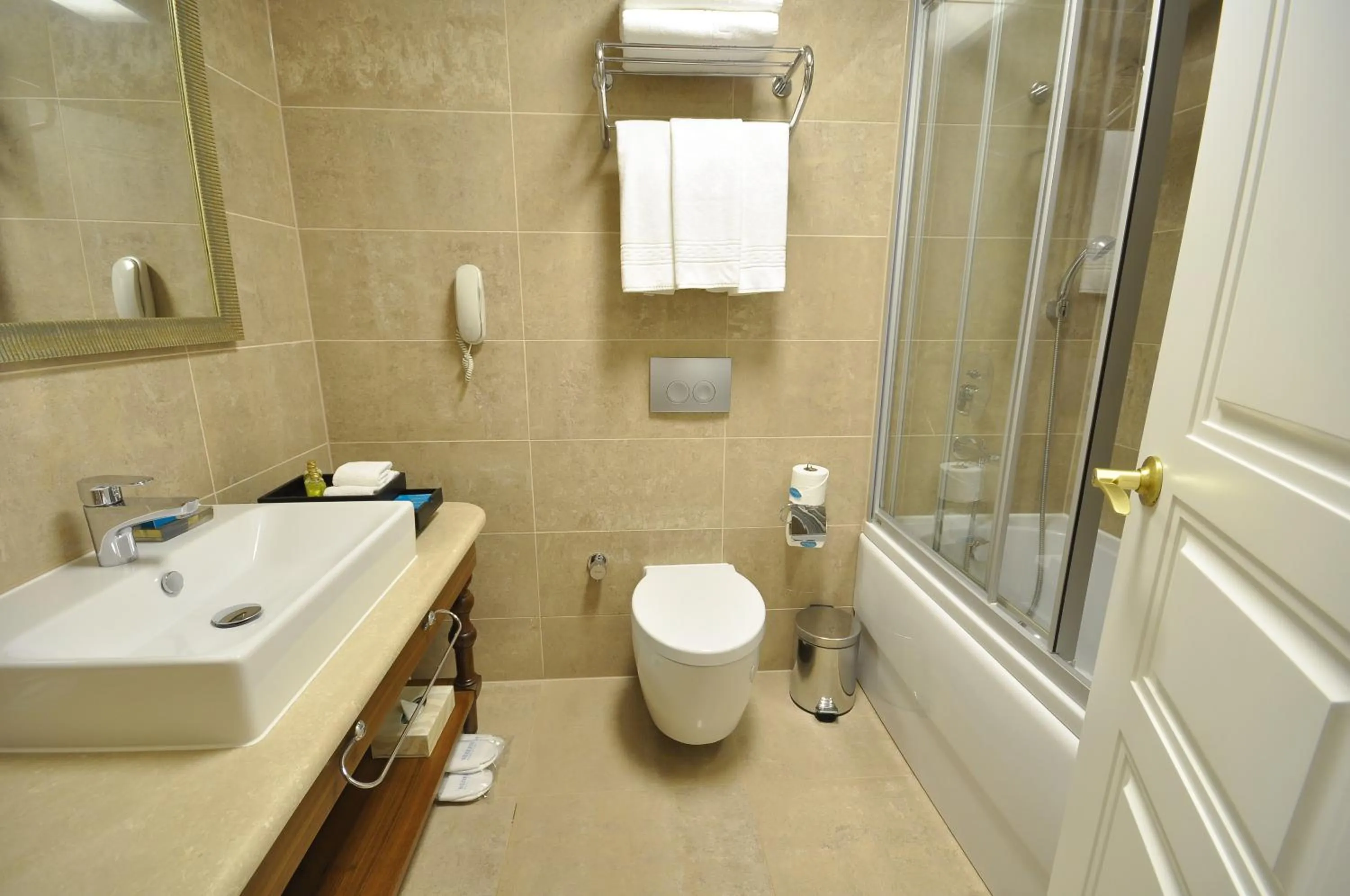 Shower in Neorion Hotel - Special Class