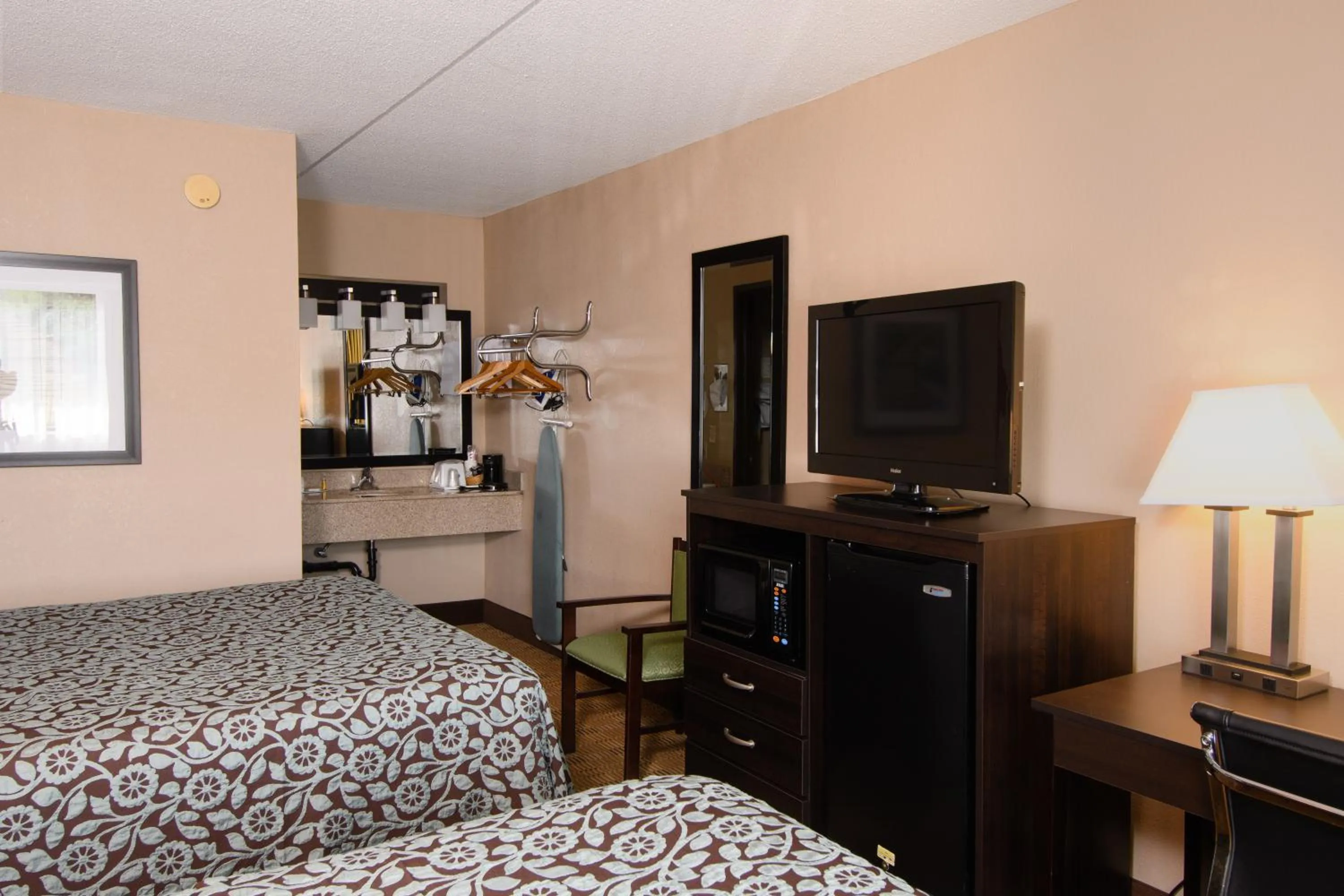 Bedroom in Days Inn by Wyndham Pittsburgh-Harmarville