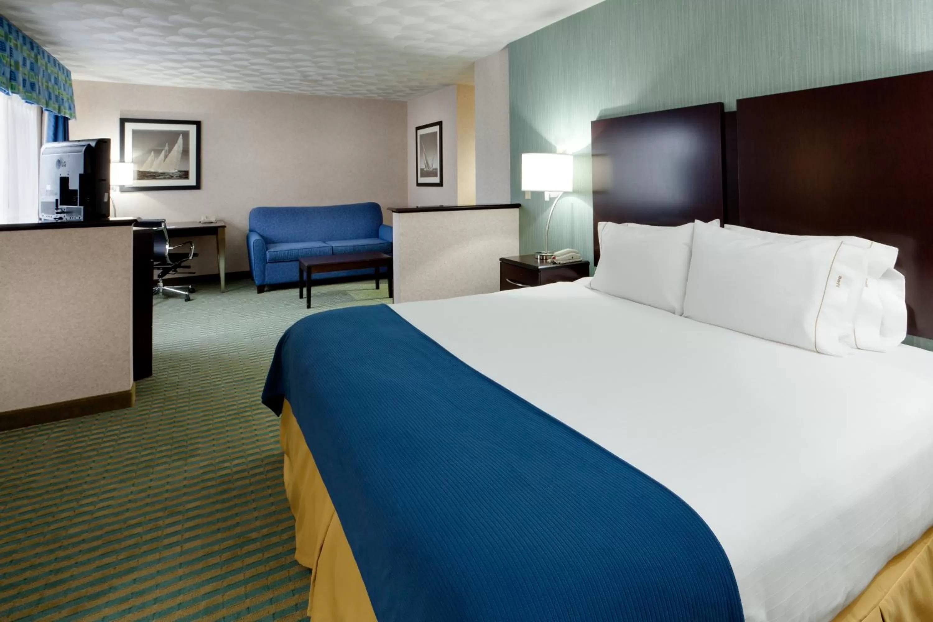Photo of the whole room, Bed in Holiday Inn Express & Suites Smithfield - Providence by IHG