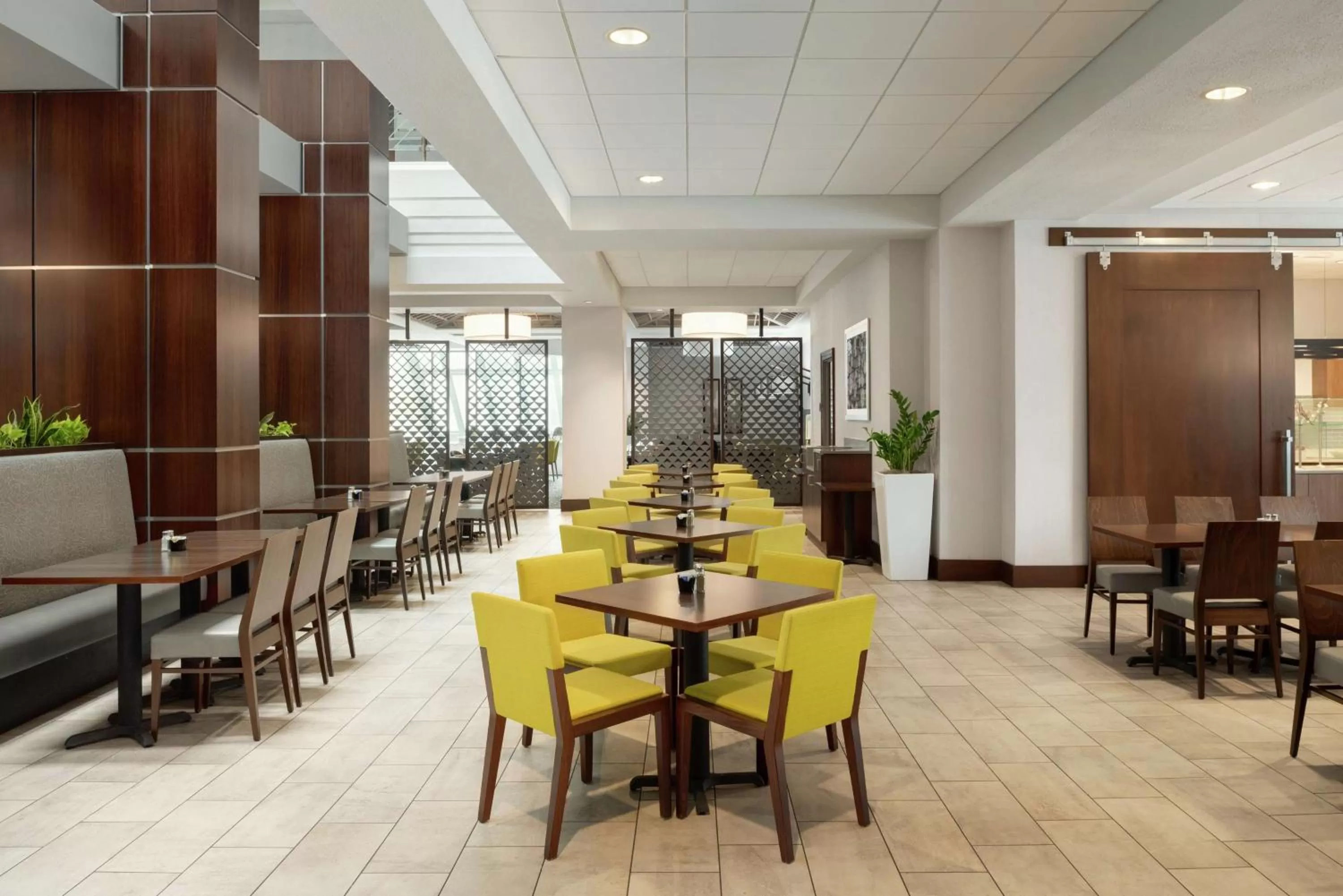 Dining area in Embassy Suites by Hilton Indianapolis Downtown
