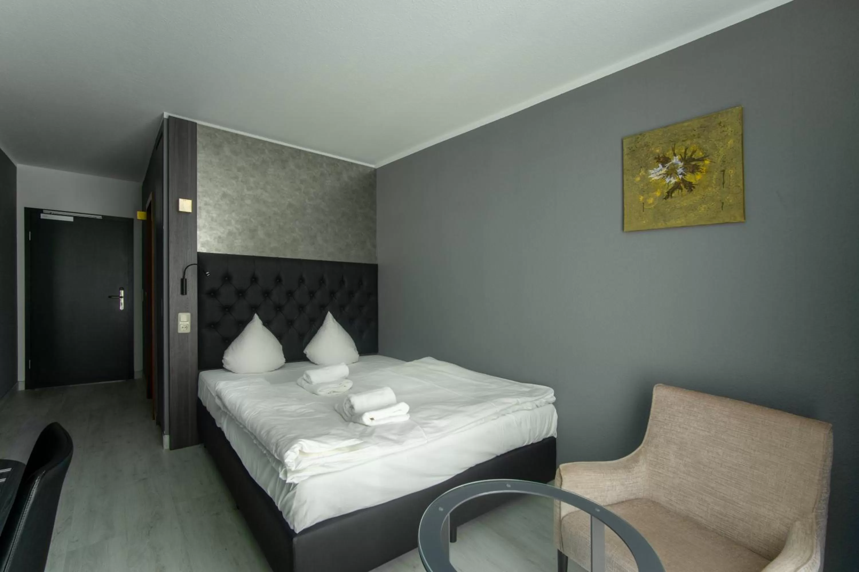 Photo of the whole room, Bed in SL'otel im Parforcehaus