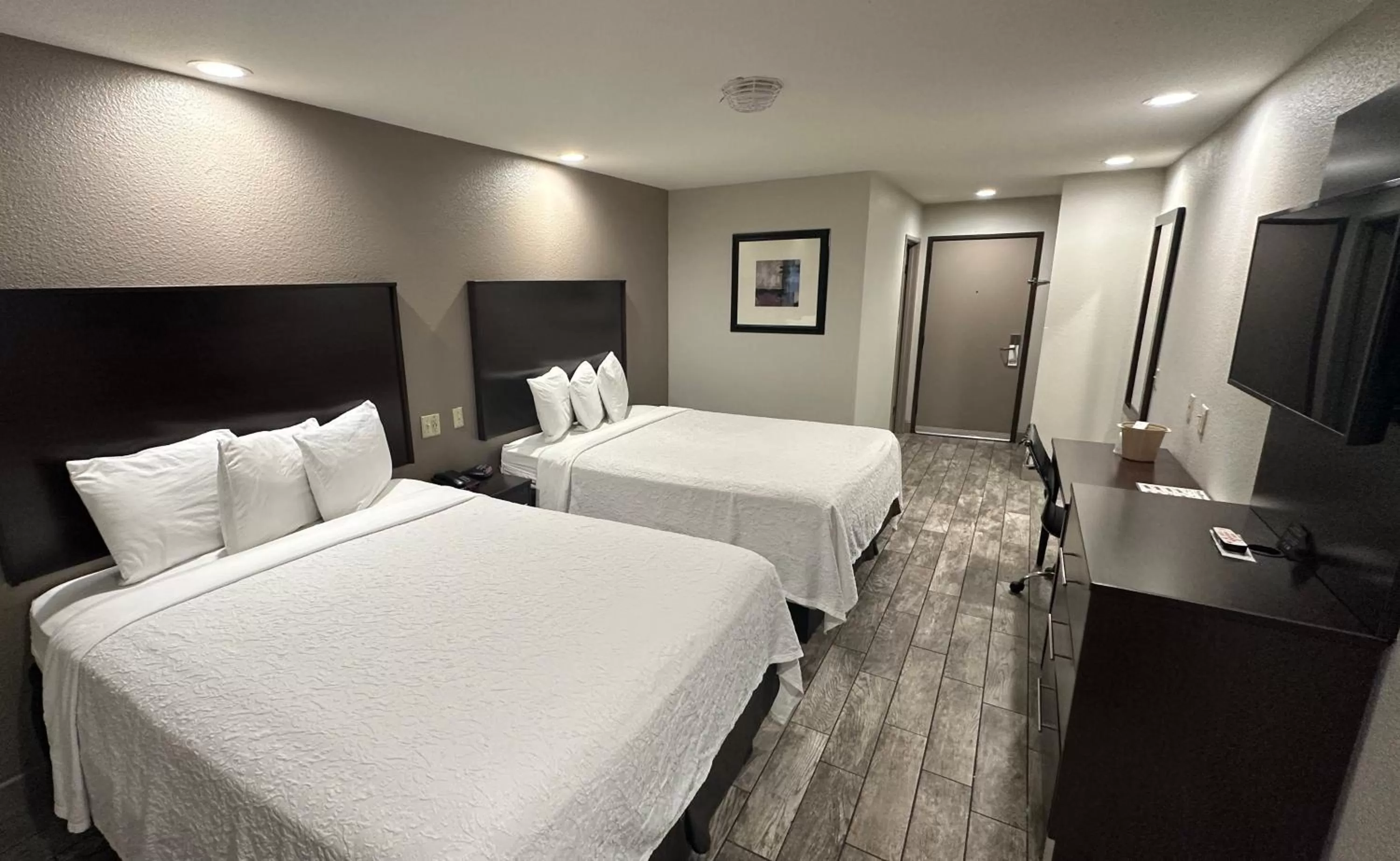 Bedroom, Bed in Red Roof Inn Hayward