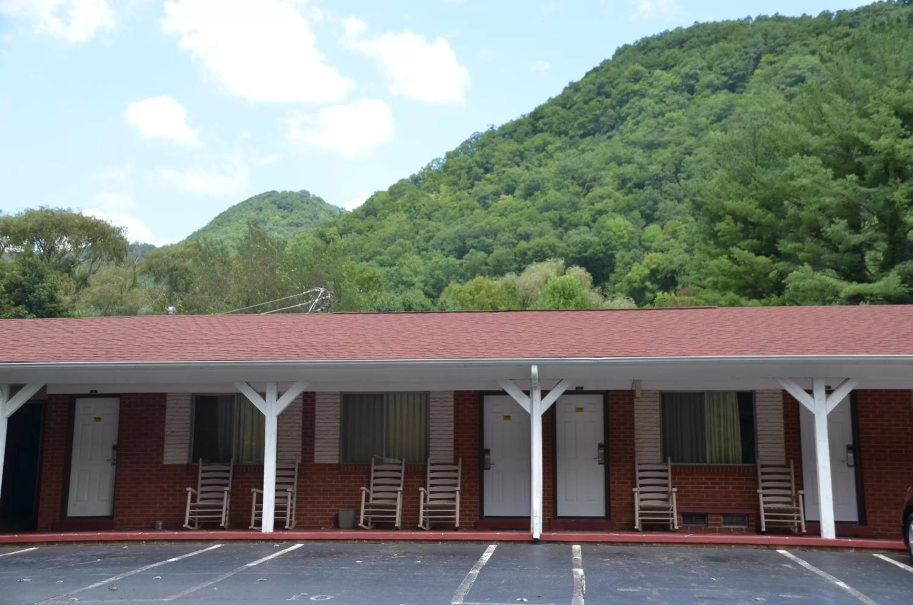 Parking in Travelowes Motel - Maggie Valley