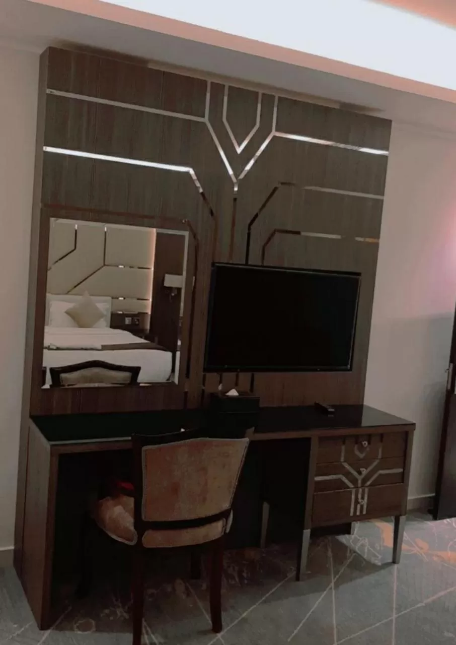 جناح من غرفتي نوم مع سرير مزدوج وإطلالة على البحر in فندق جيست هاوس