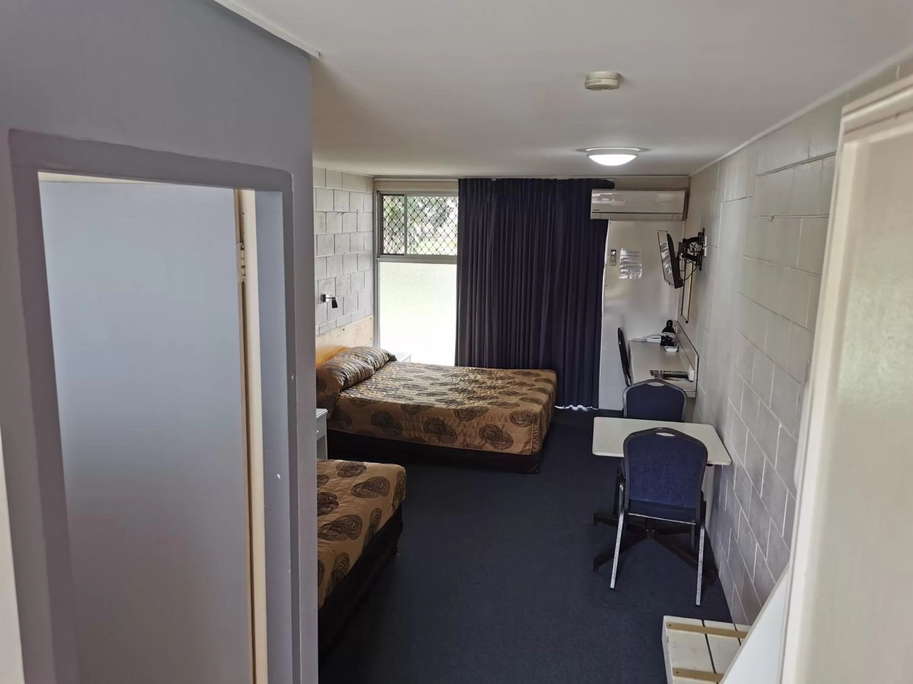 Photo of the whole room, Bed in Central Motel Ipswich