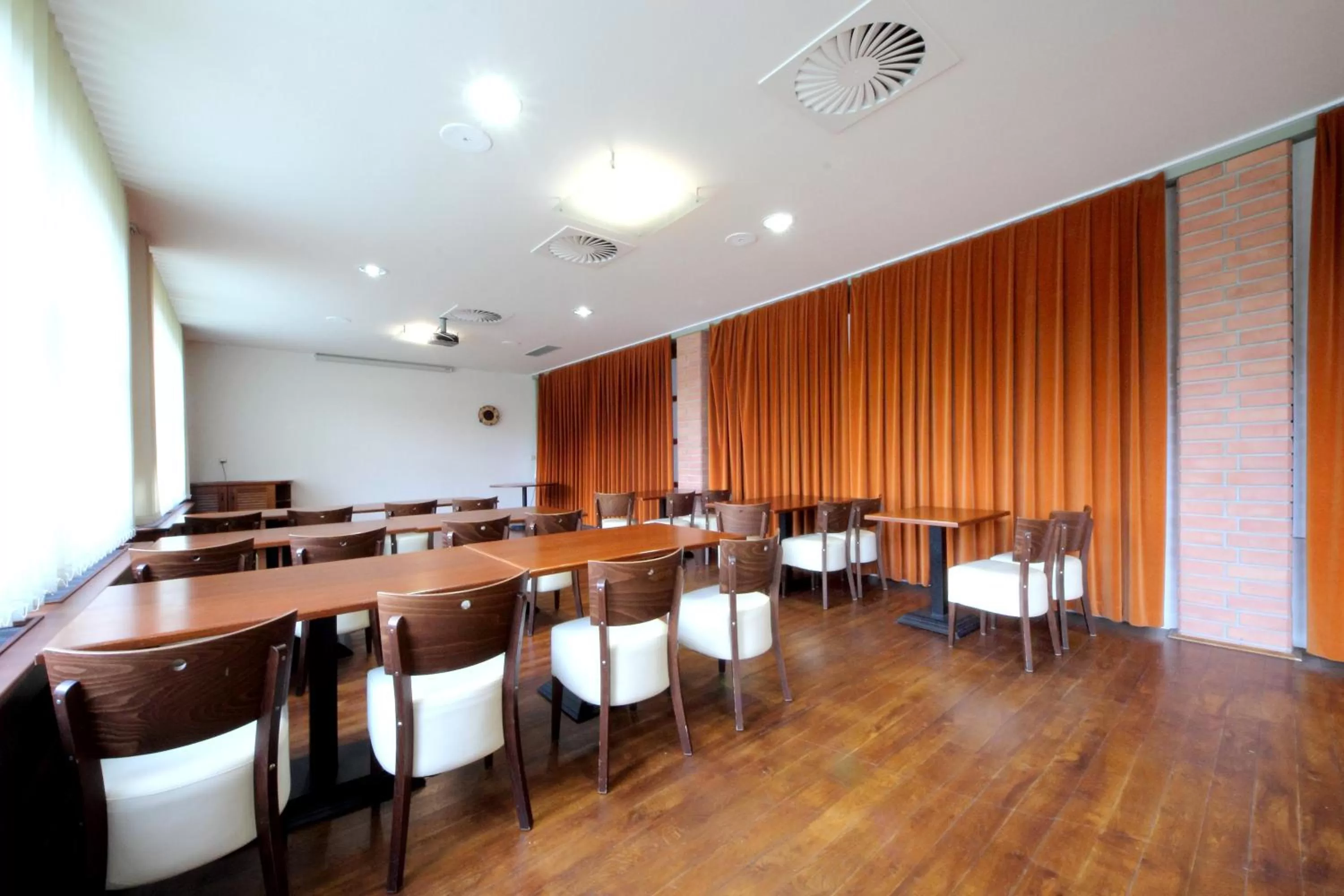 Business facilities, Restaurant/Places to Eat in Hotel S-centrum