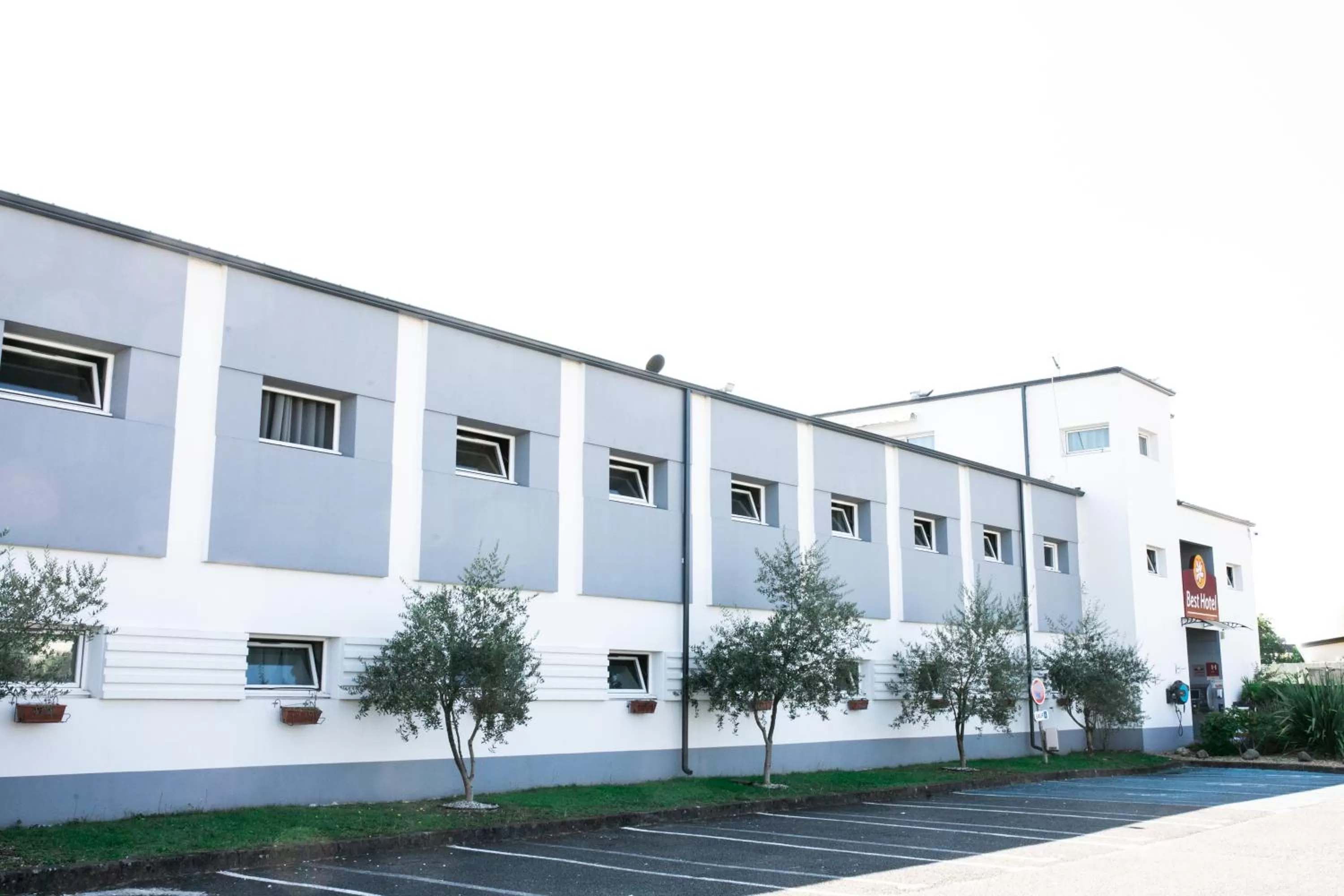 Facade/entrance in Best Hotel Bordeaux Sud