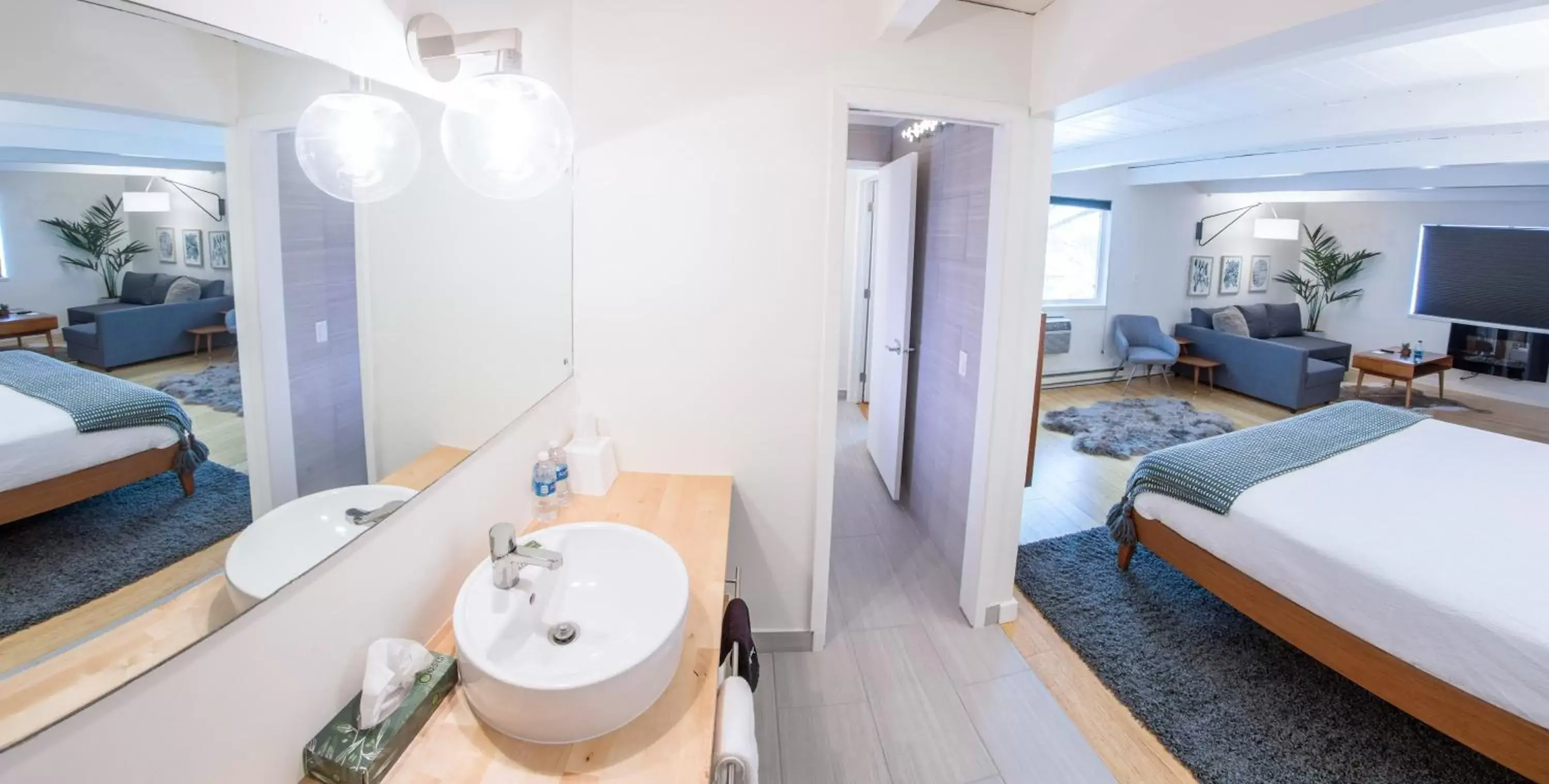 King Suite in Monarch Motel King Suite in Monarch Motel