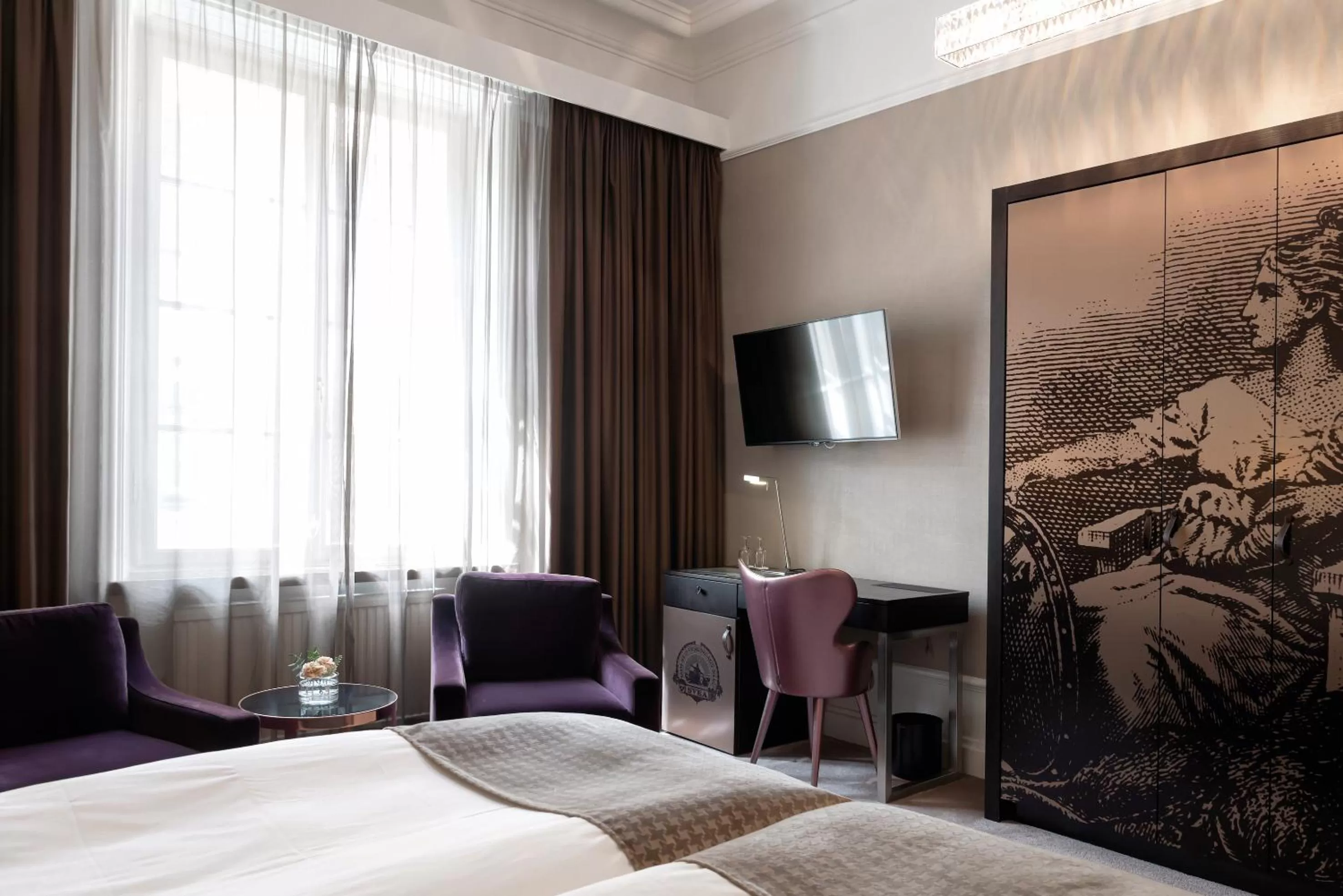 Seating area, Bed in Elite Plaza Hotel