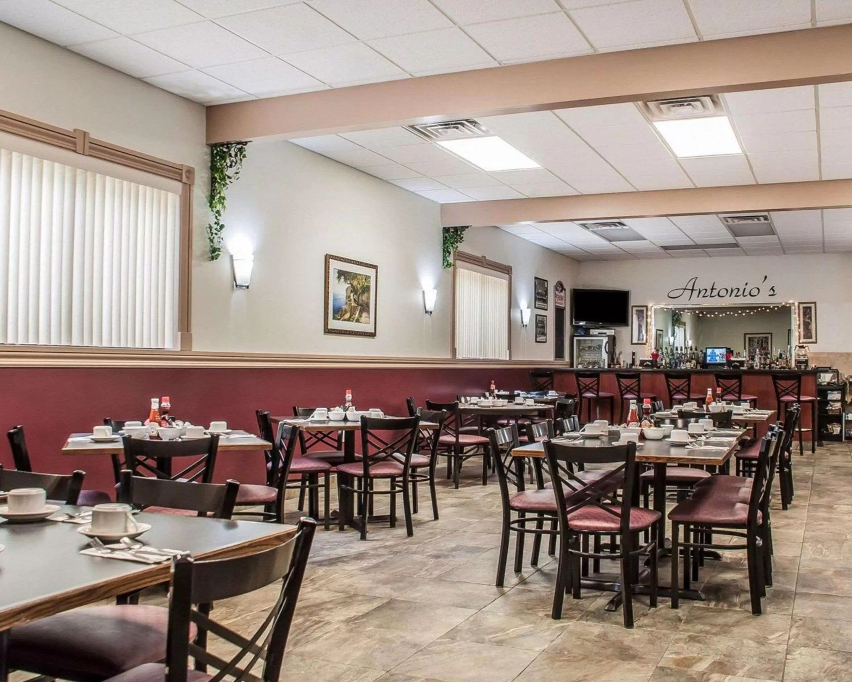 Restaurant/places to eat in Quality Inn - Niagara Falls Blvd
