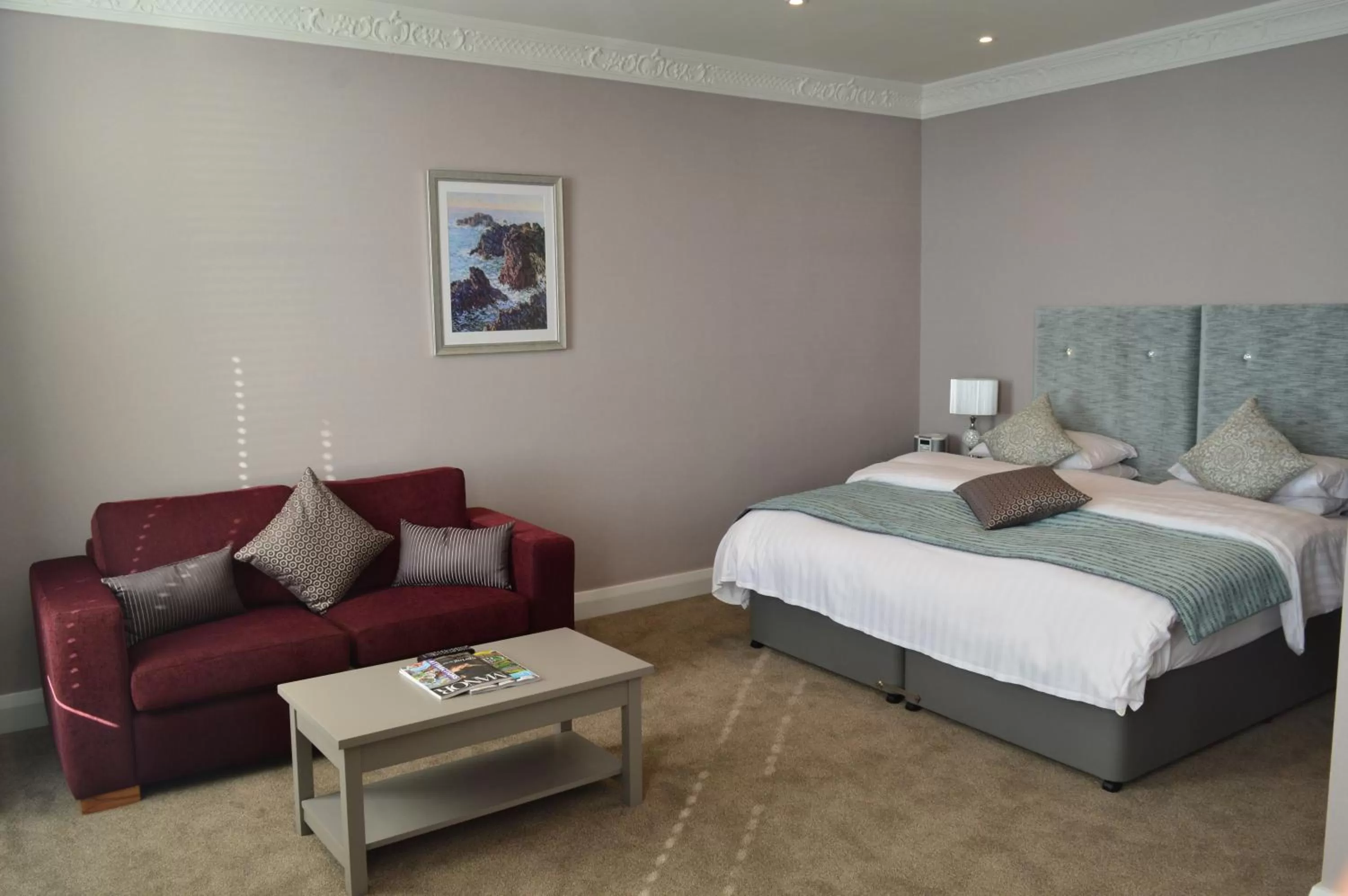 Seating area, Bed in The Osborne Hotel