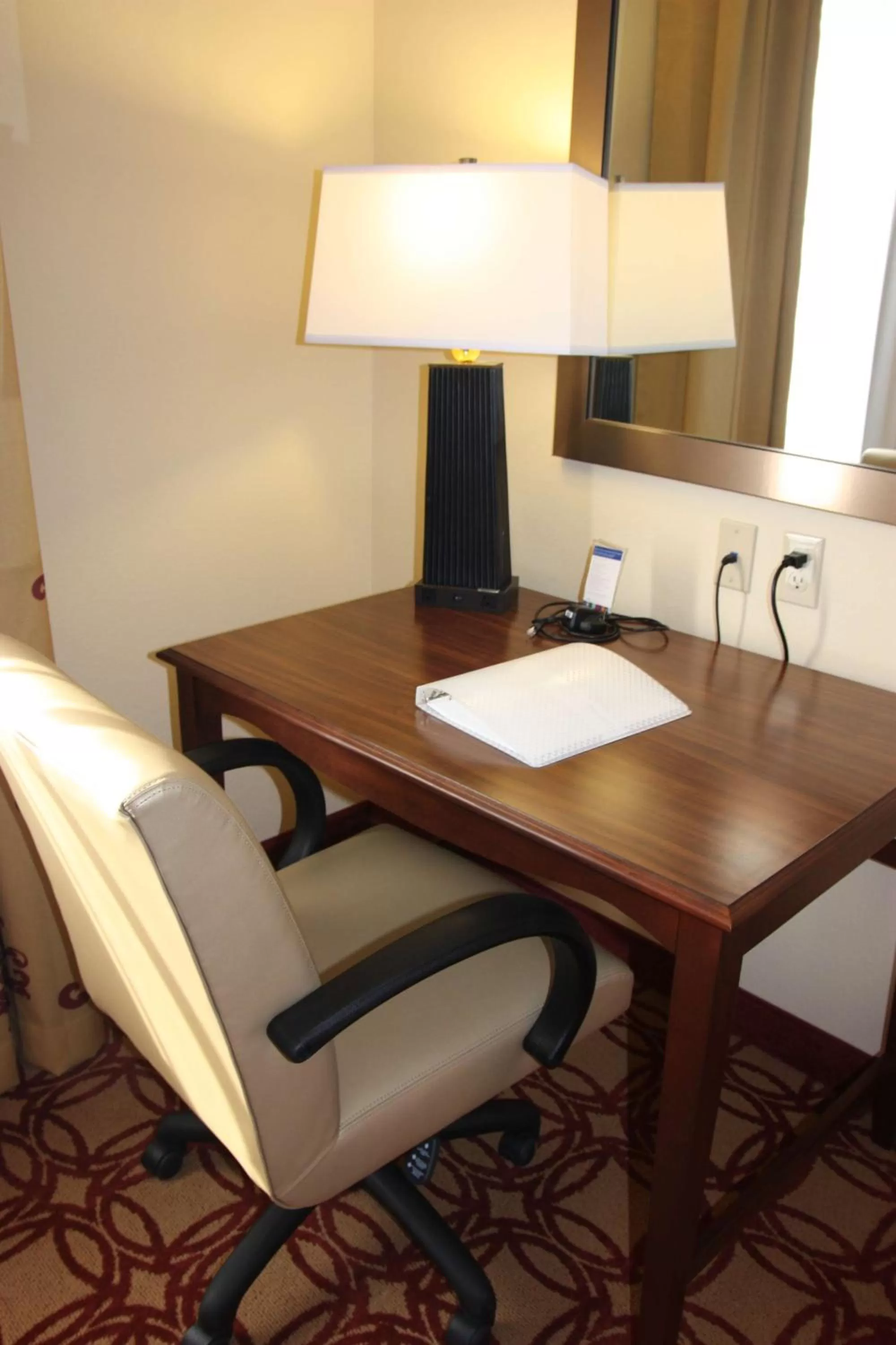 Bed in Hampton Inn & Suites Wiggins