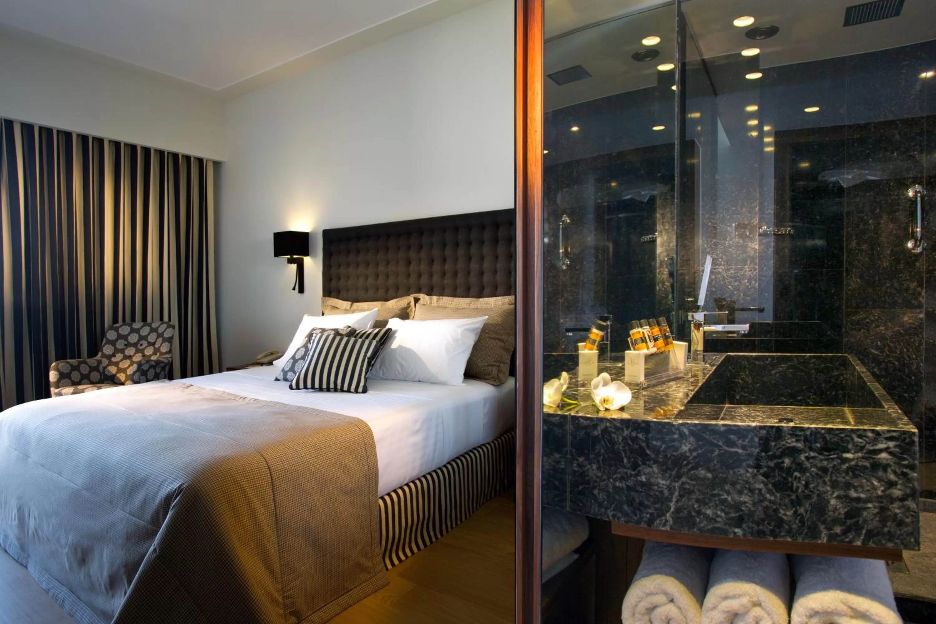 Bathroom, Bed in Aquila Atlantis Hotel