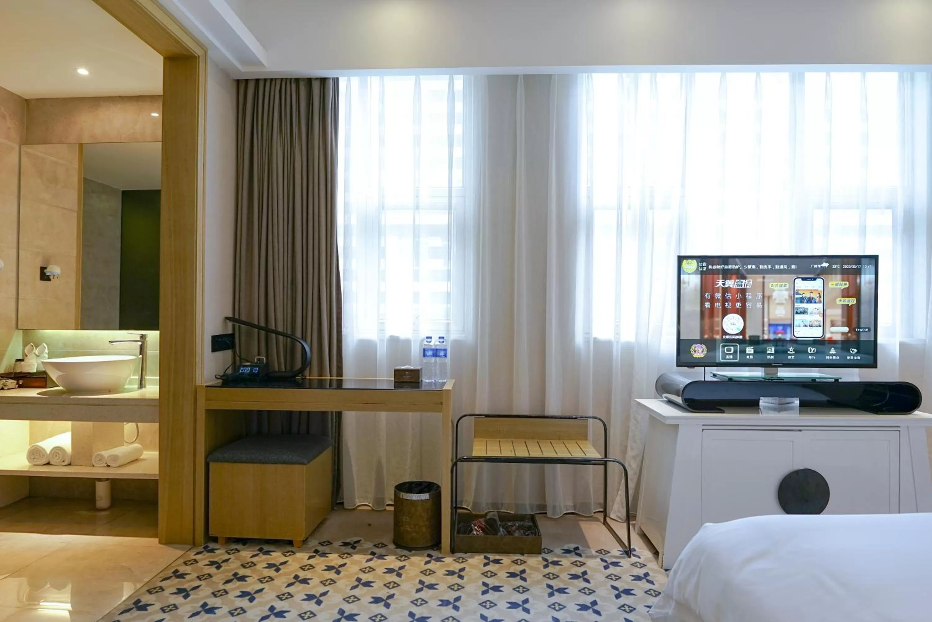 Bed, TV/Entertainment Center in Paco Hotel Tiyuxilu Metro Guangzhou-Free Shuttle Bus fir Canton Fair