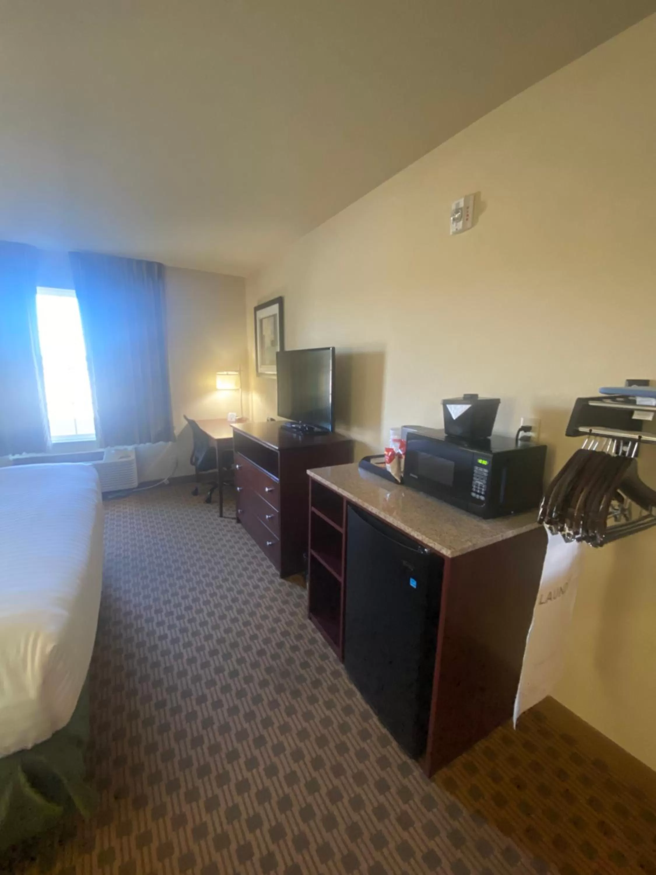 TV and multimedia, Bed in Cobblestone Hotel & Suites - Broken Bow