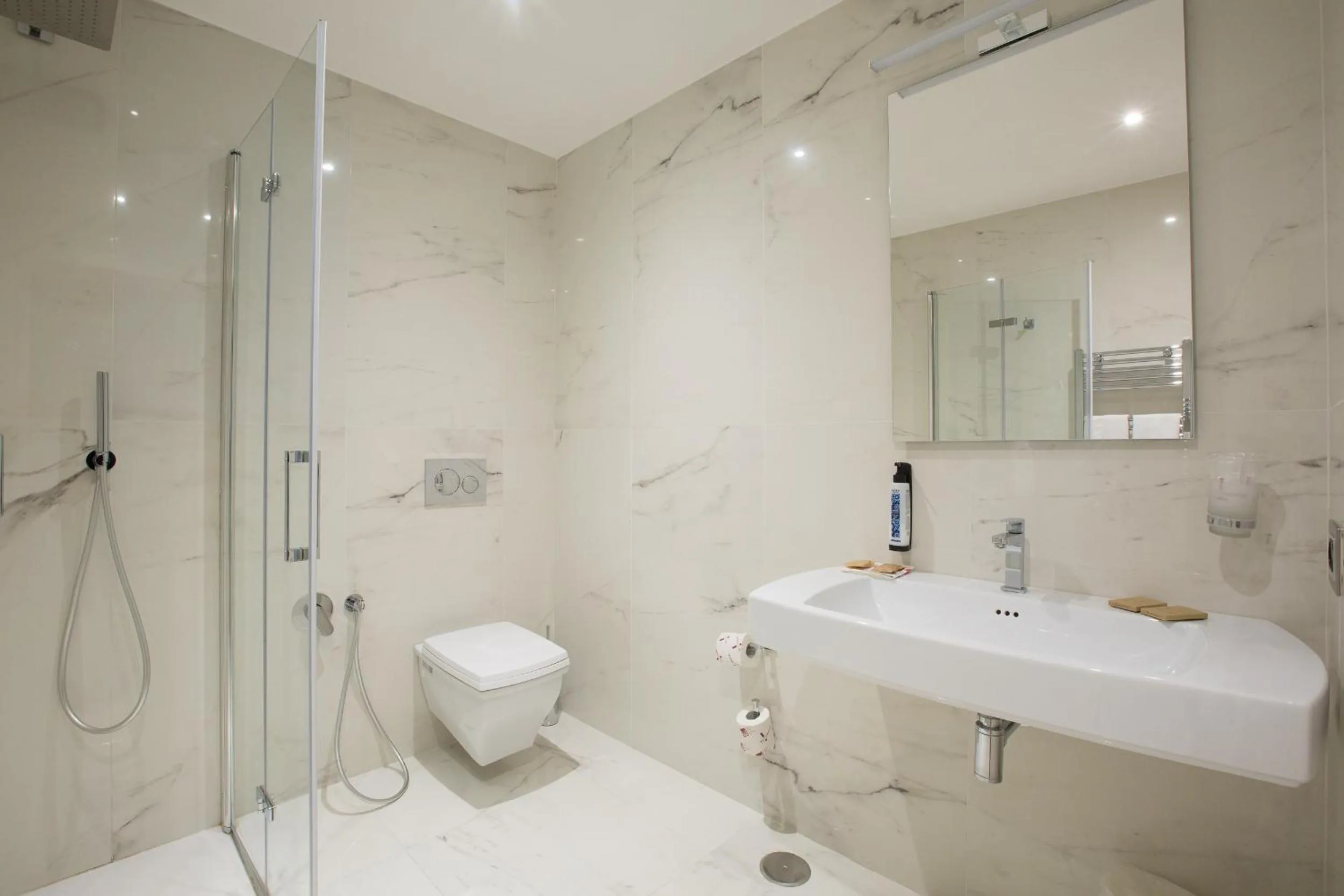 Bathroom in Floris Hotel