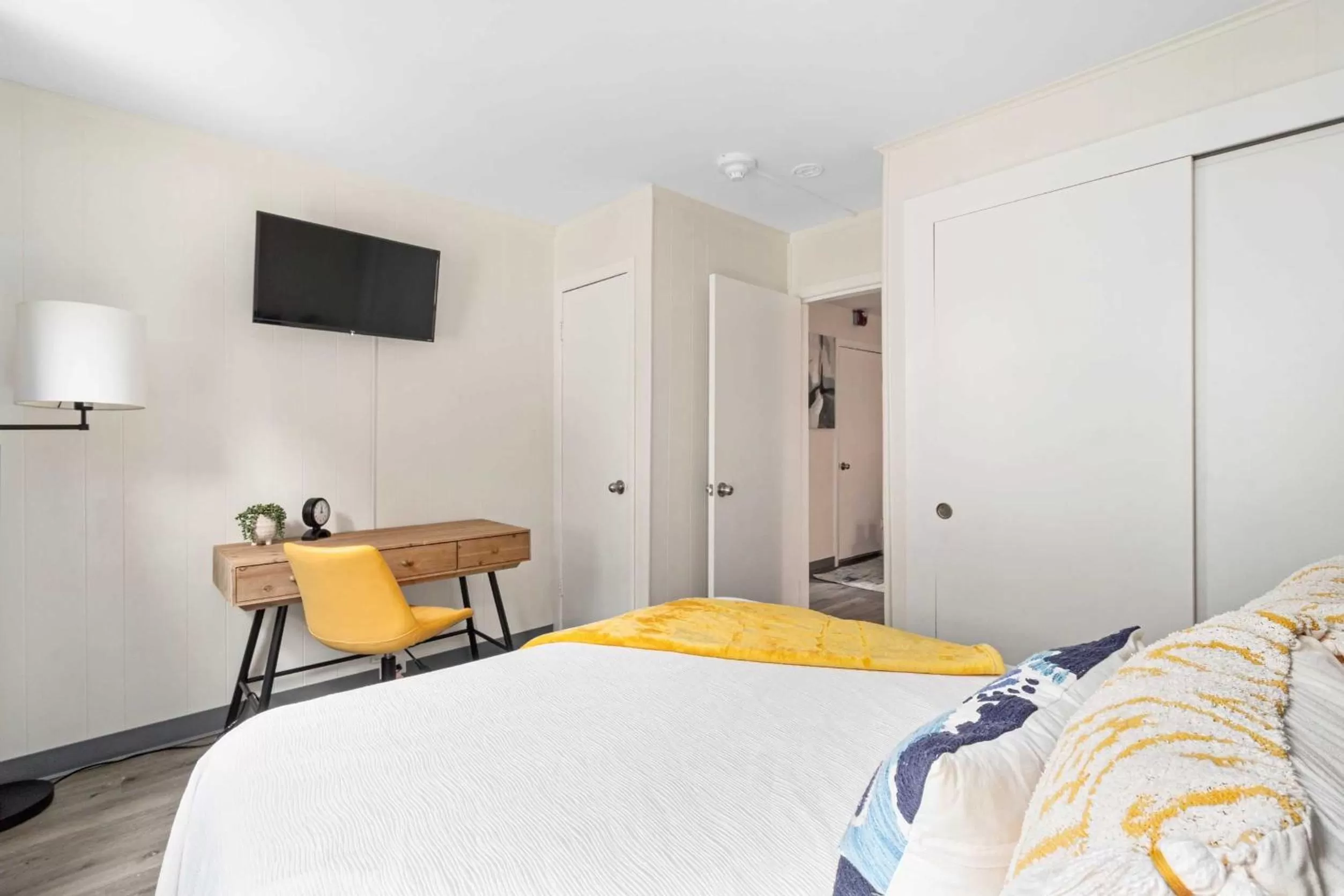 Bedroom, Bed in The Beverly