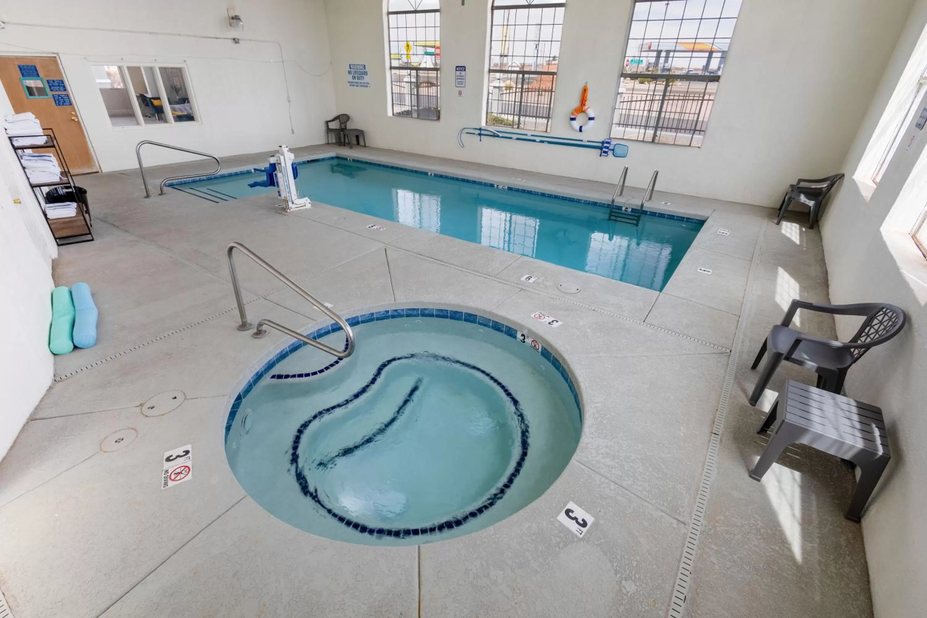 Swimming pool in Quality Inn Winslow I-40