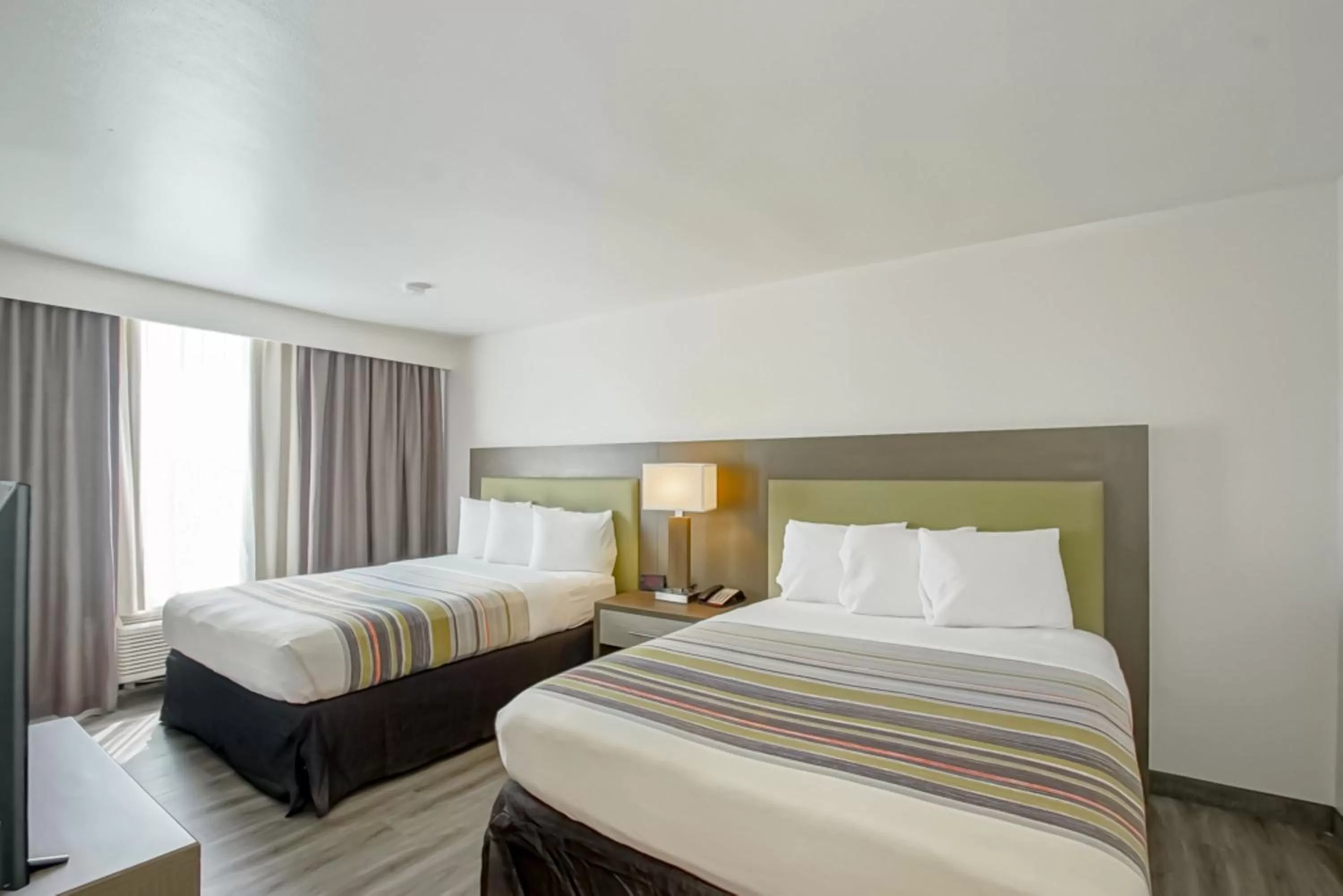 Bed in Country Inn & Suites by Radisson, New Orleans I-10 East, LA