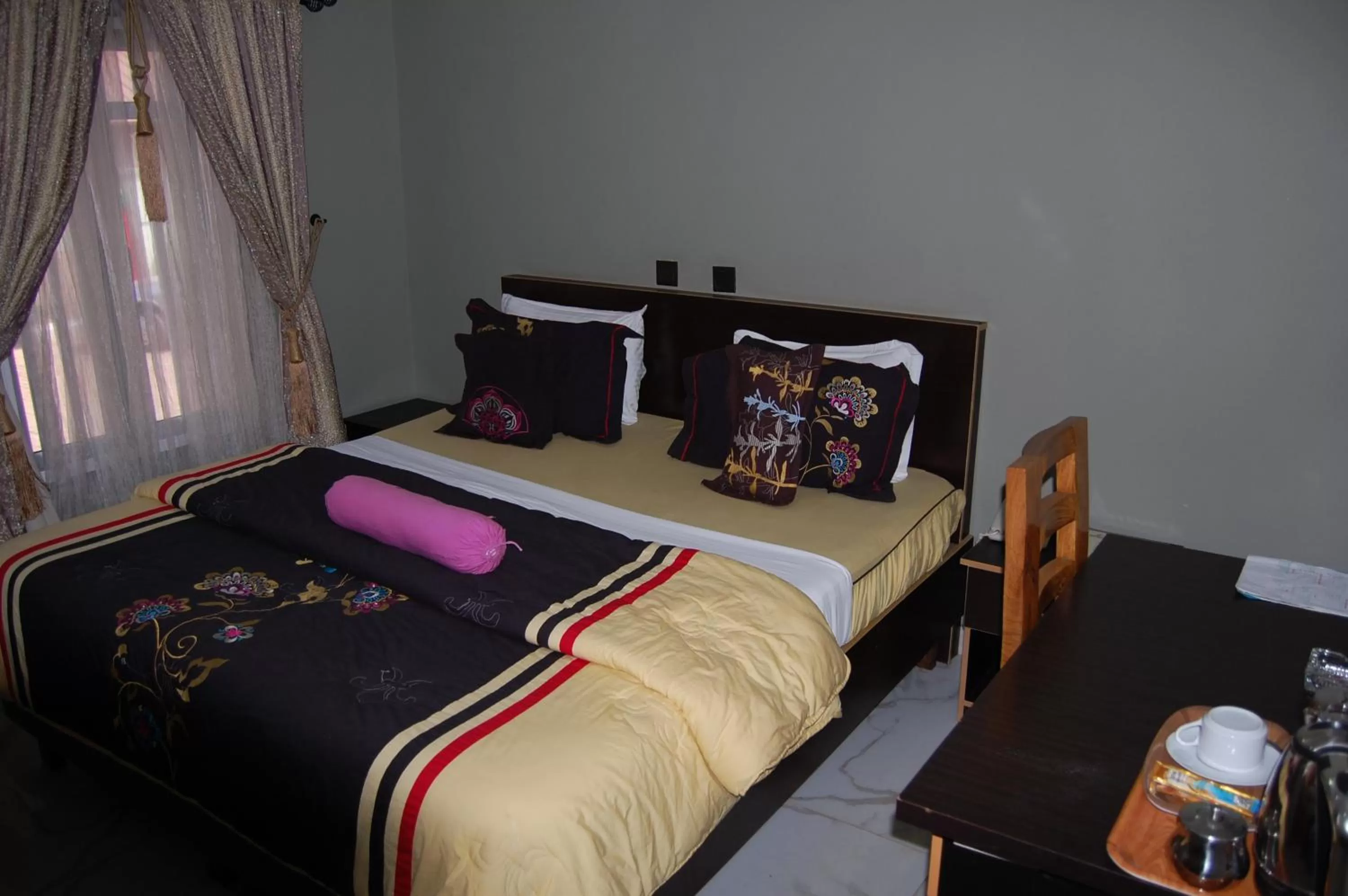Bed in Nue-Crest Hotels & Suites