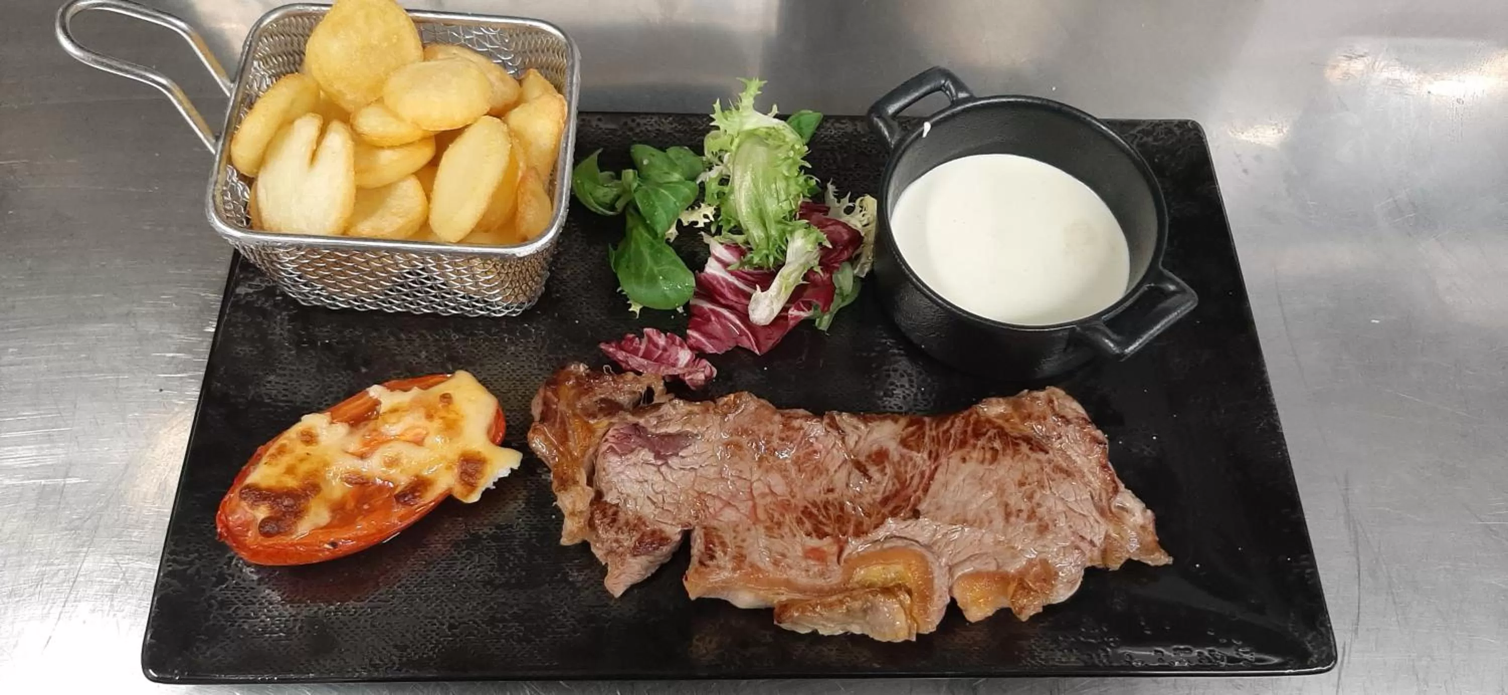 Restaurant/places to eat in Hotel Martinez Grenay