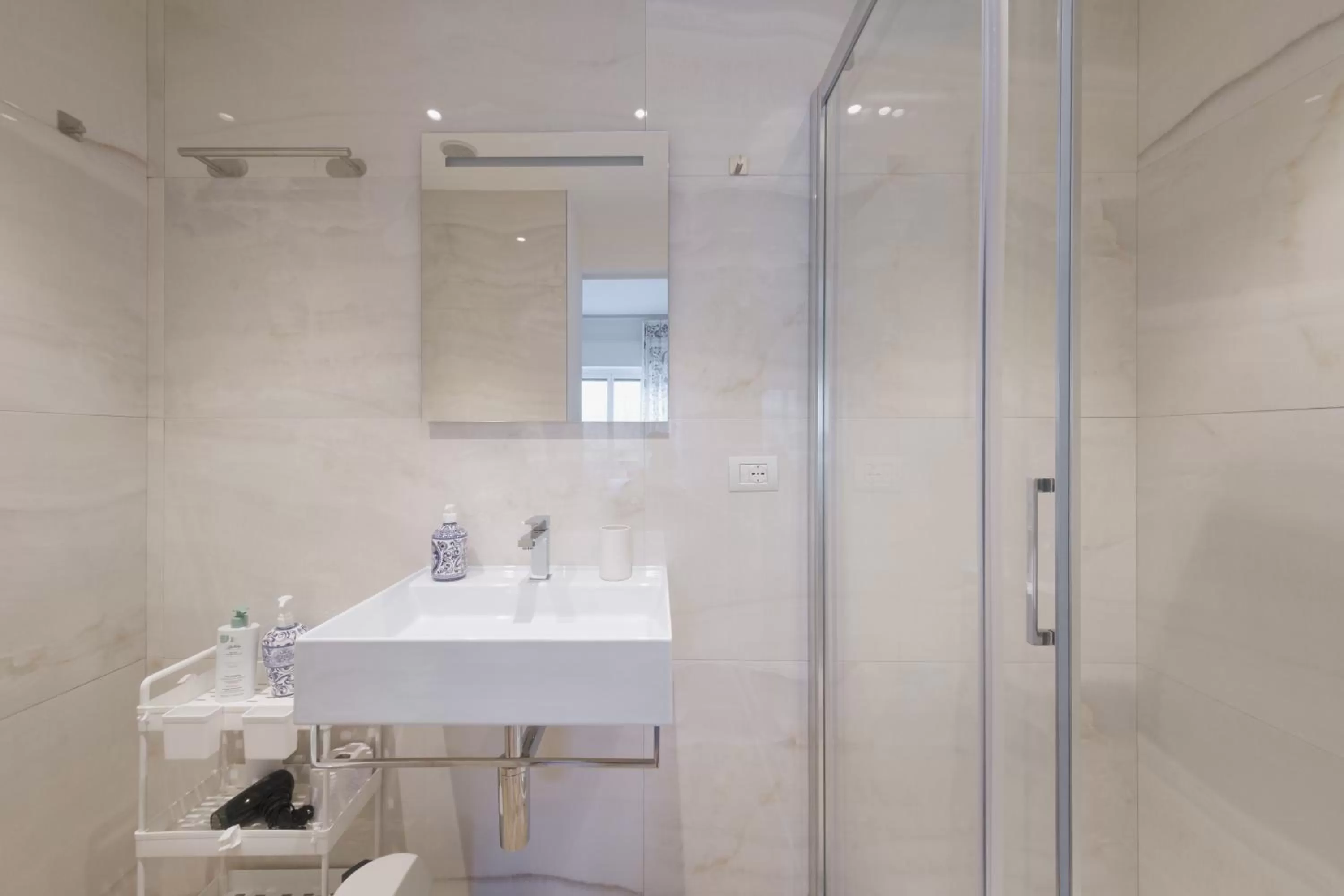 Shower, Bathroom in Supernova