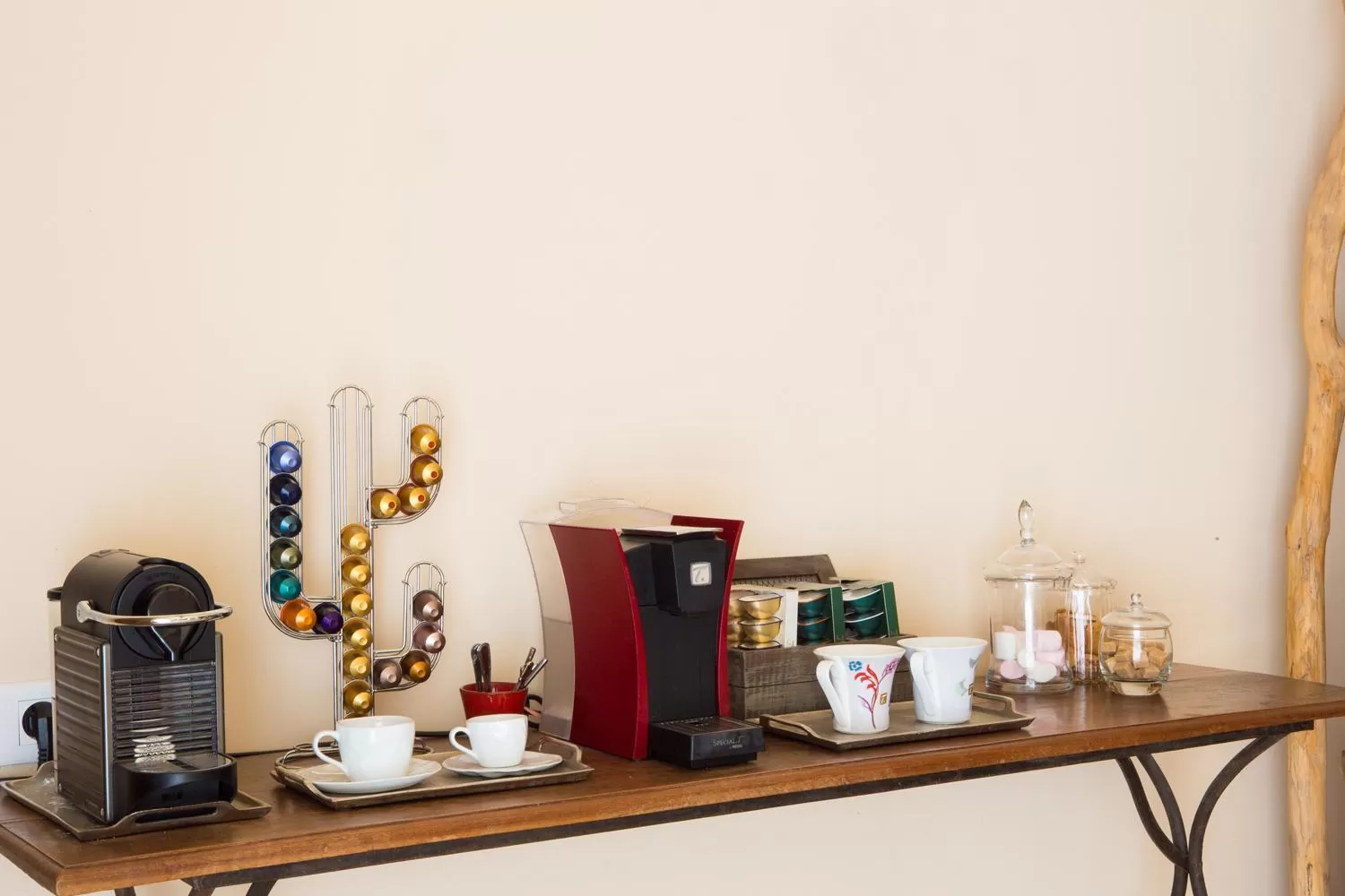 Communal lounge/ TV room in Sous les Platanes B&B