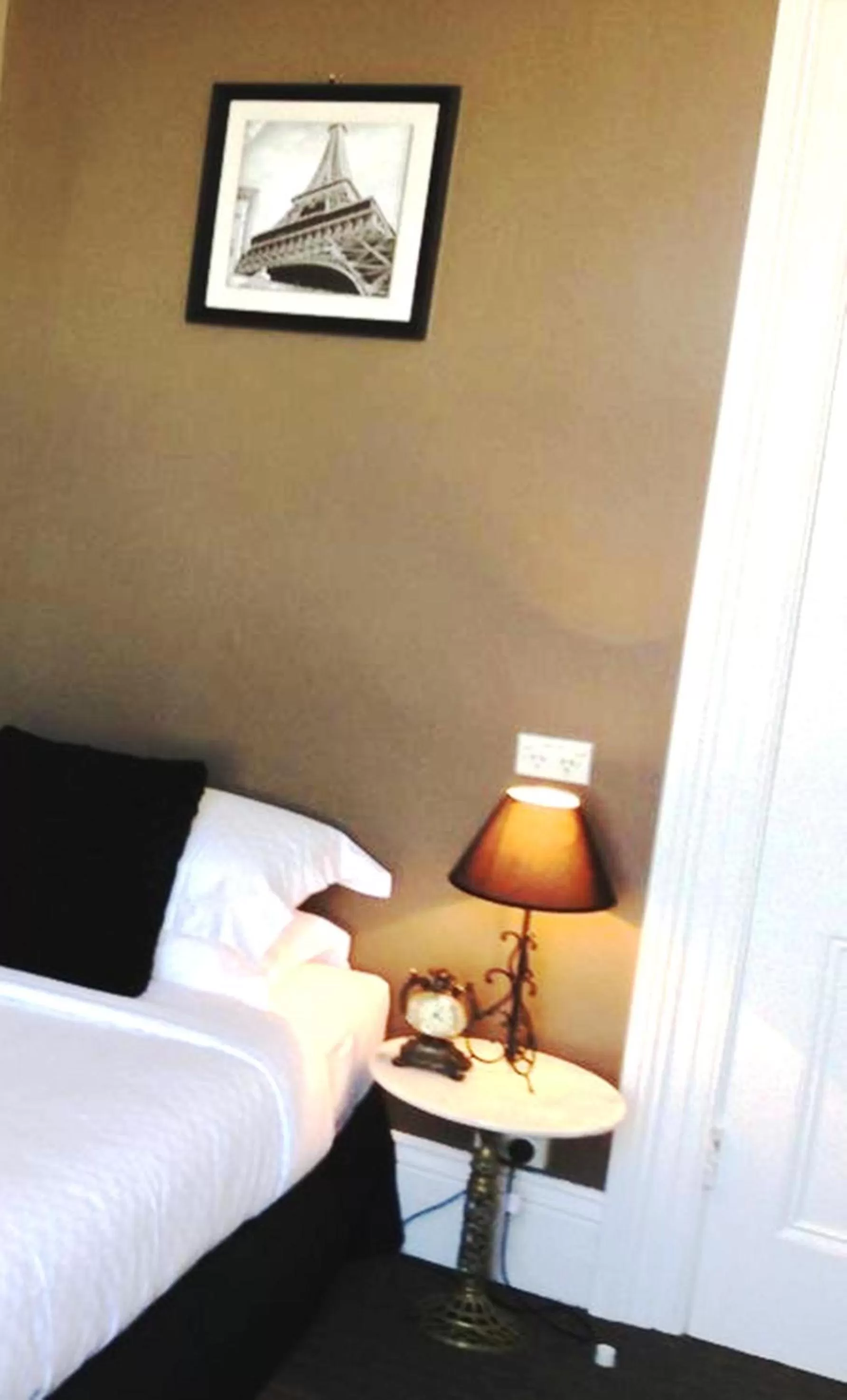 Bedroom, Bed in Centennial Inn on Bathurst