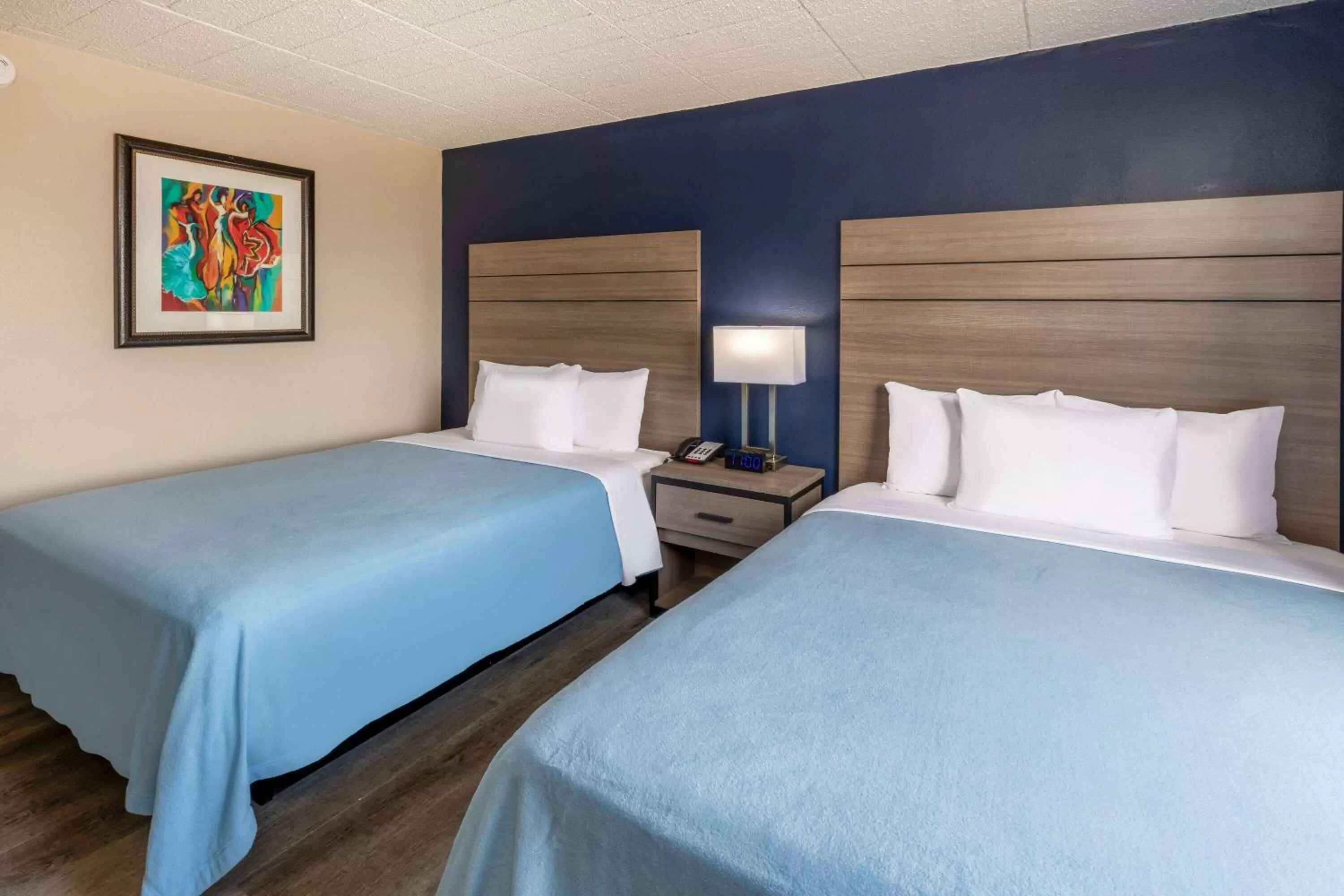 Photo of the whole room, Bed in Baymont by Wyndham Laredo