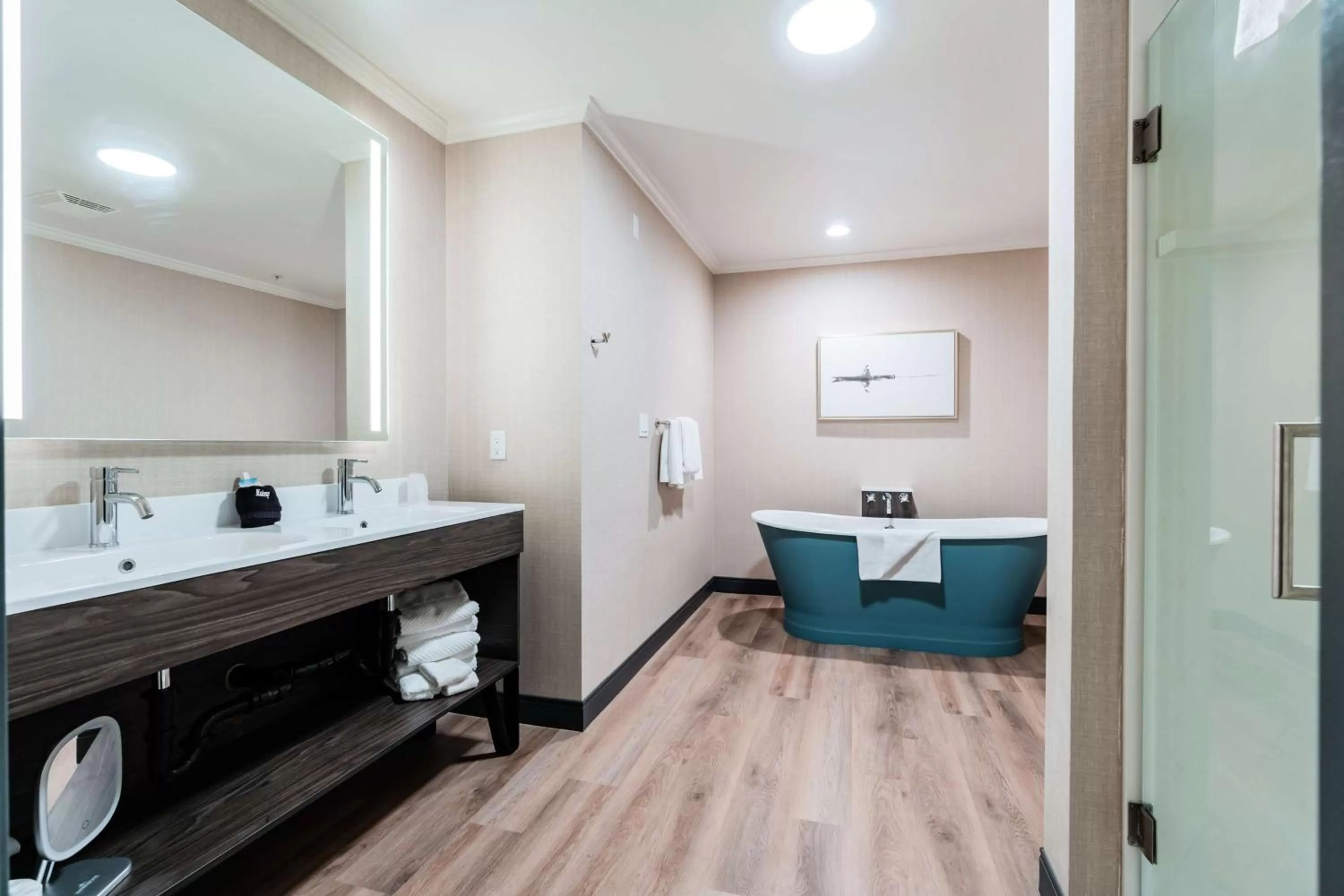 Bathroom, Bed in Hotel NoBo Cascade, Tapestry Collection by Hilton