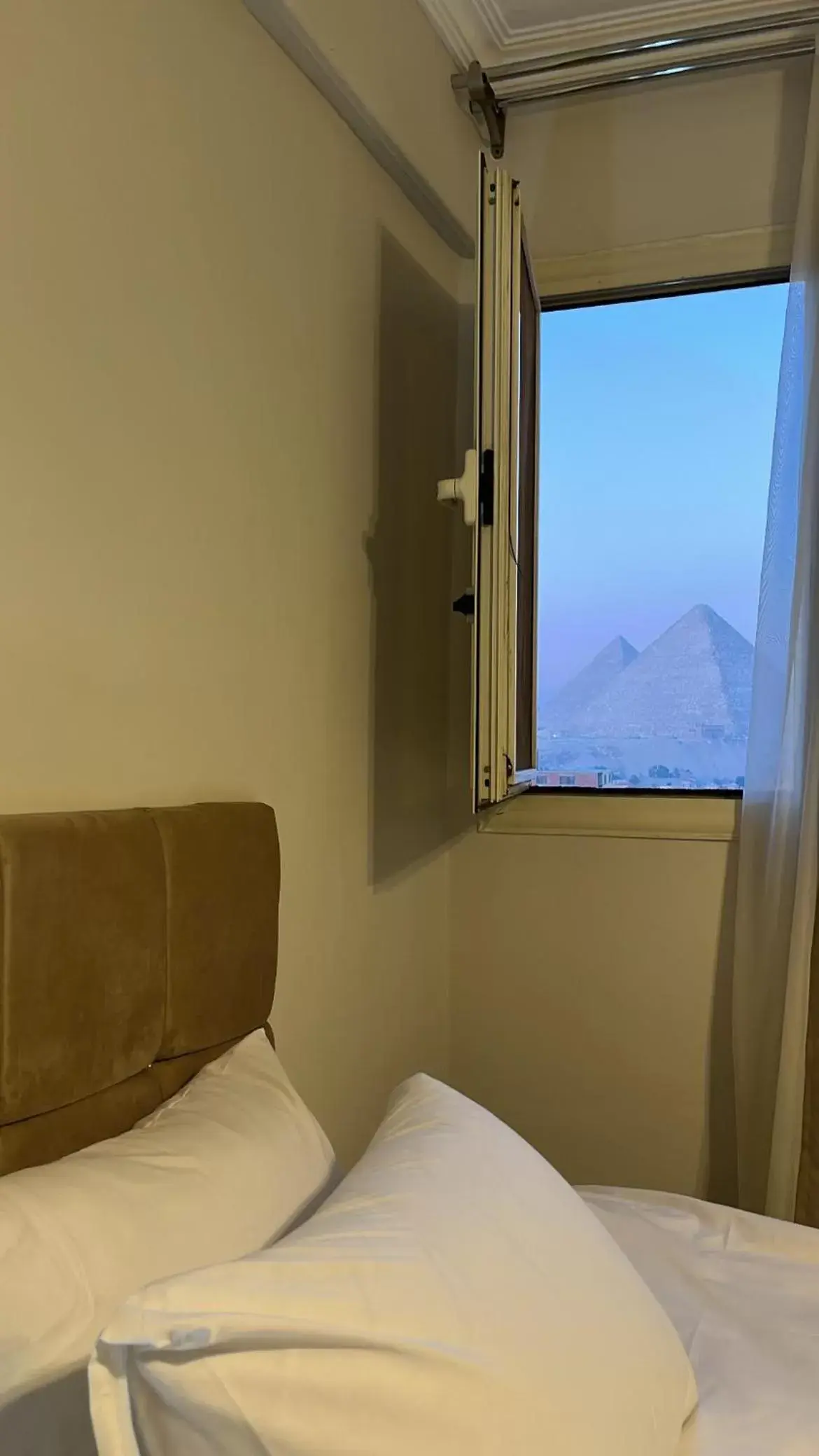 Deluxe Twin Room in Crowne Pyramids View inn Deluxe Twin Room in Crowne Pyramids View inn