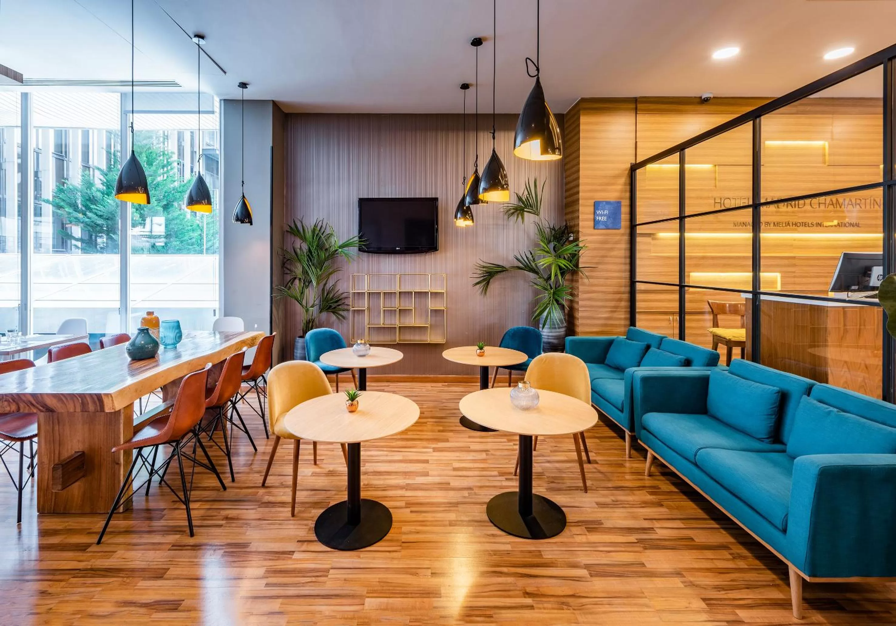 Communal lounge/ TV room in Hotel Madrid Chamartín, Affiliated by Meliá