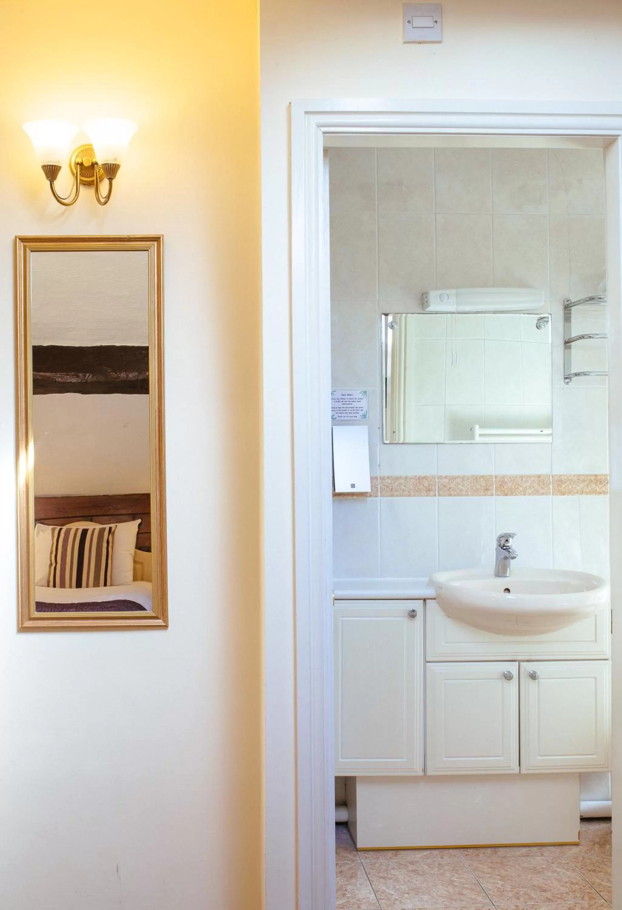 Bathroom in Pymgate Lodge Hotel Manchester Airport