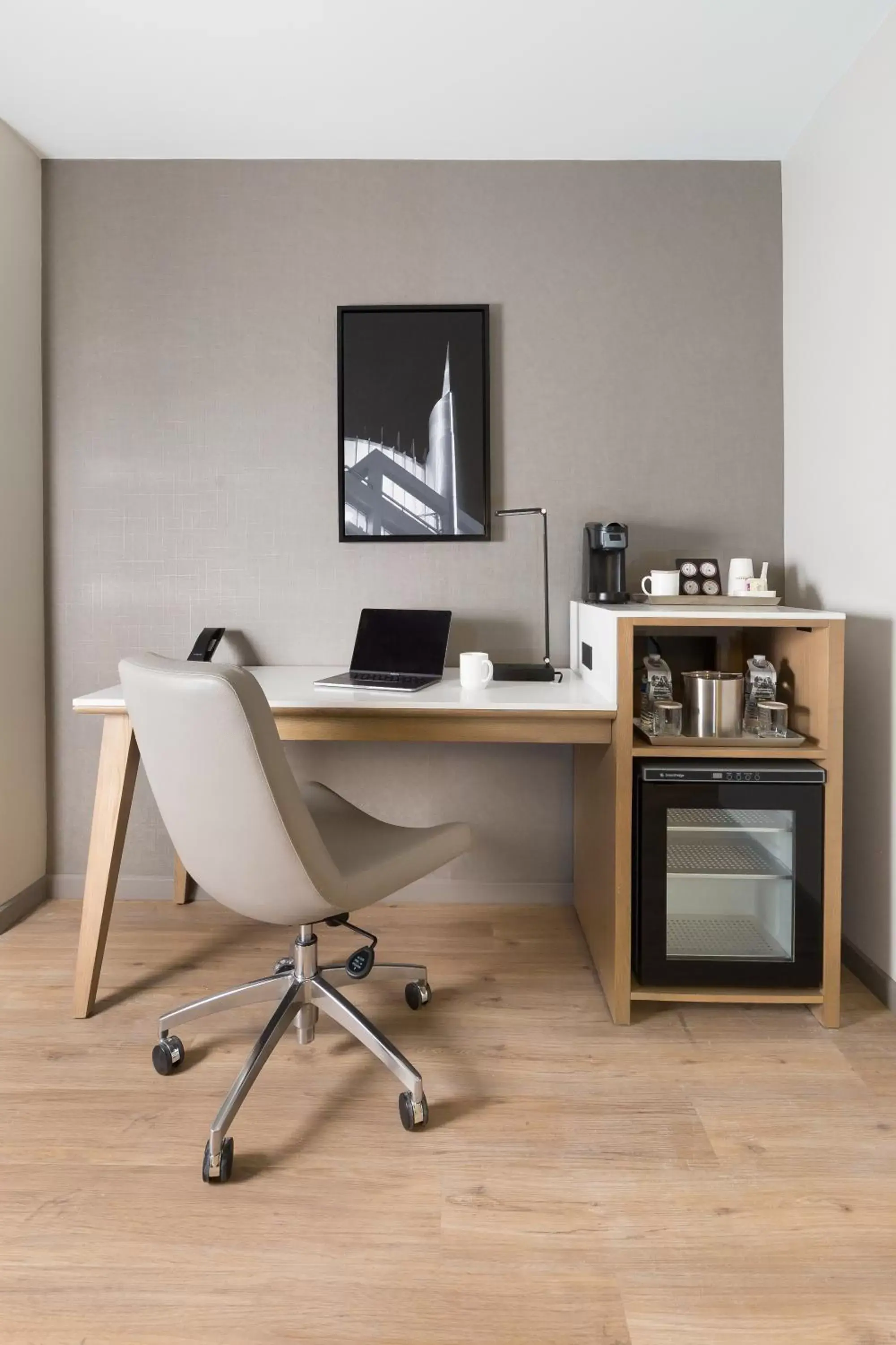 King Room with Roll-in Shower - Disability Access/Non-Smoking in Radisson Hotel Seattle Airport King Room with Roll-in Shower - Disability Access/Non-Smoking in Radisson Hotel Seattle Airport