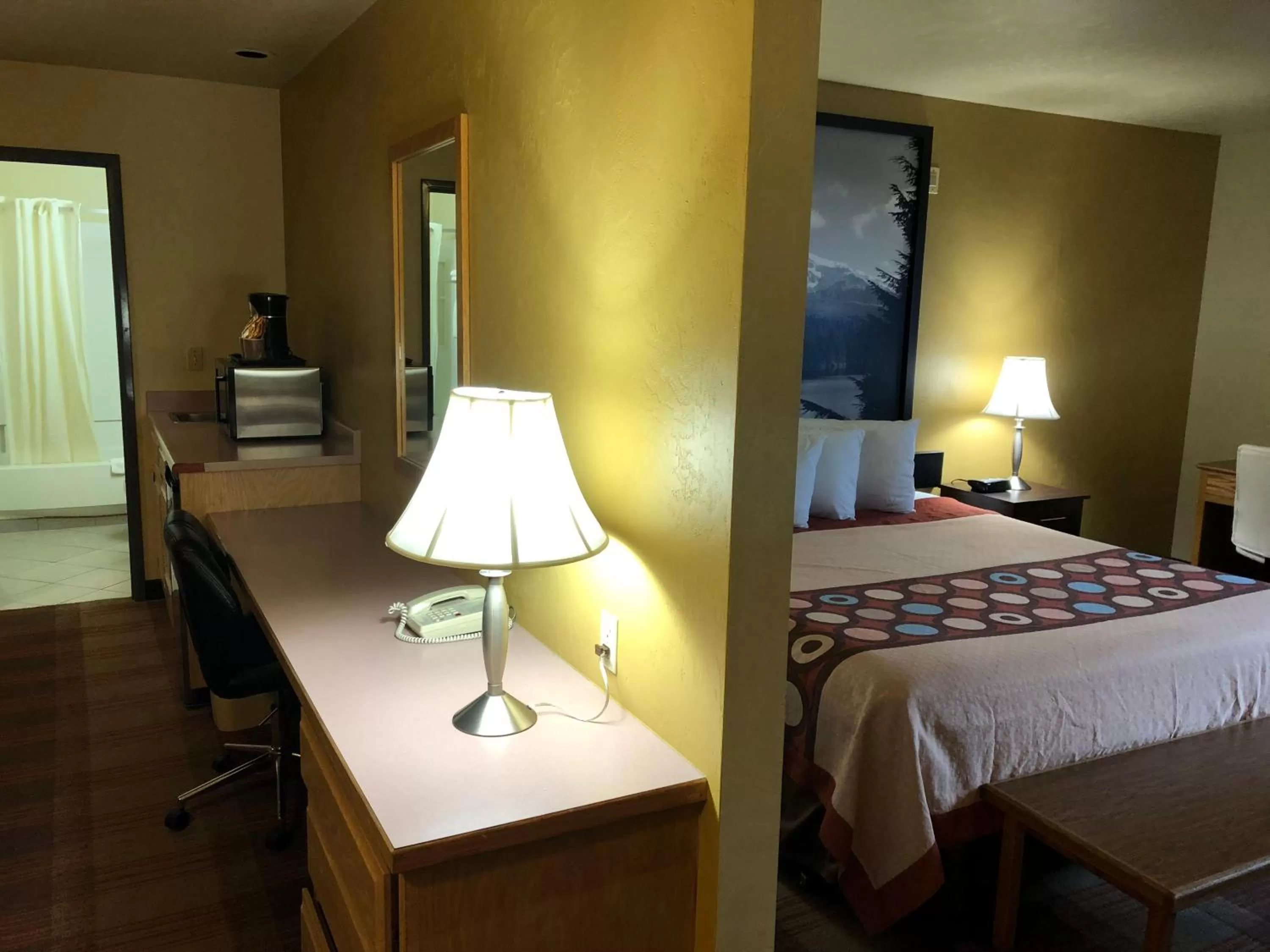Bedroom, Bed in Super 8 by Wyndham Kennewick