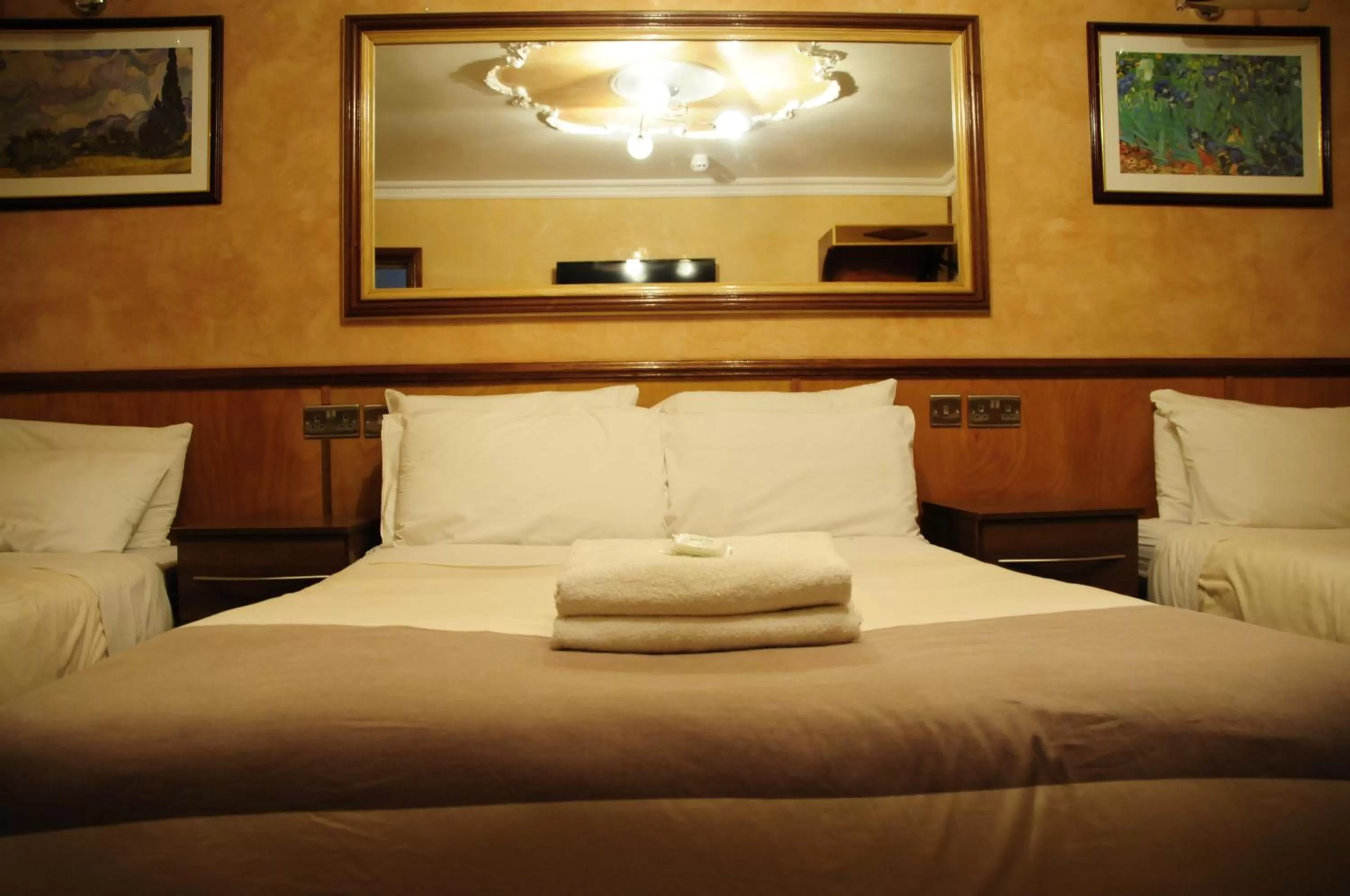 Bed in Cricklewood Lodge Hotel