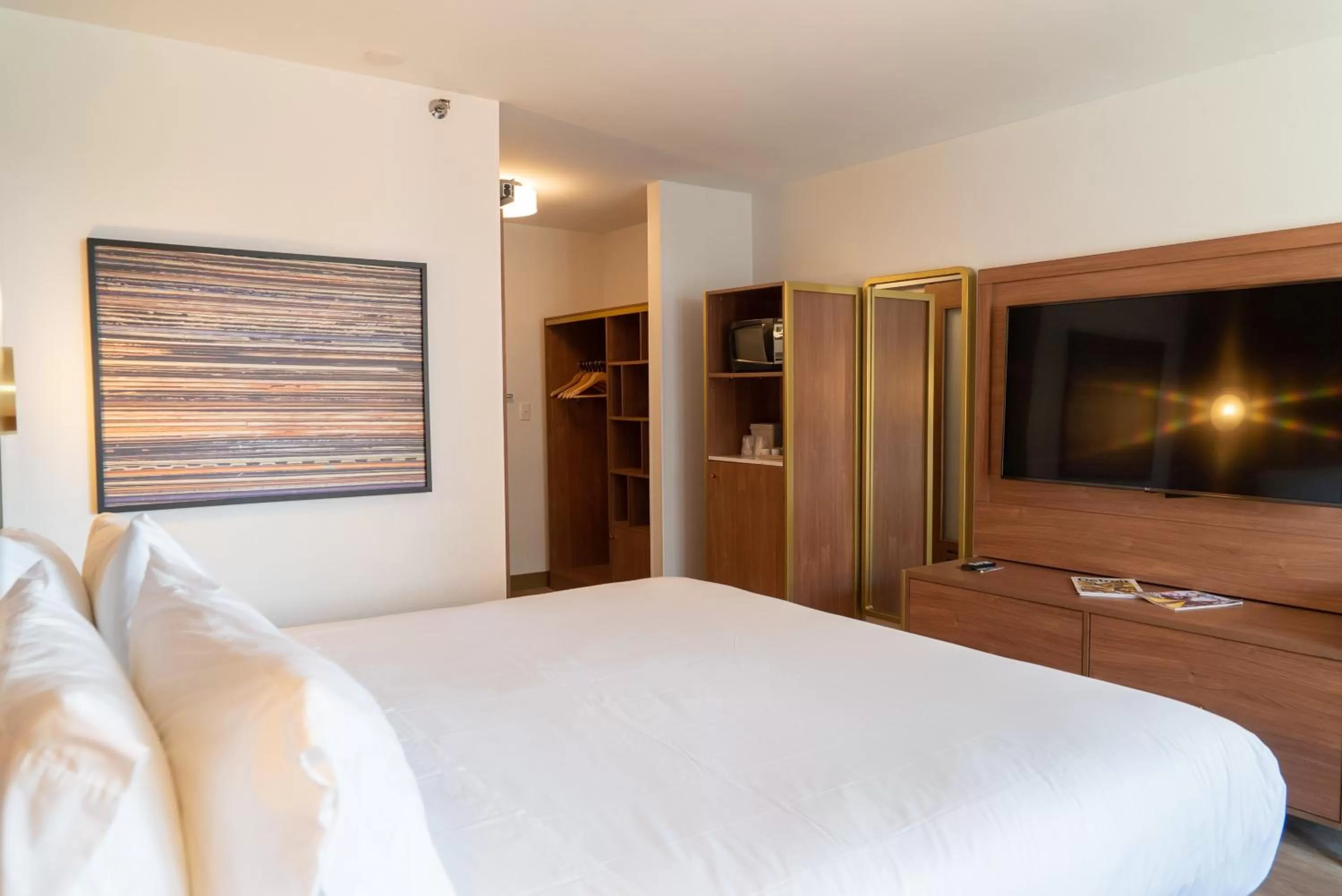 Photo of the whole room, Bed in Hotel Indigo Detroit Downtown by IHG