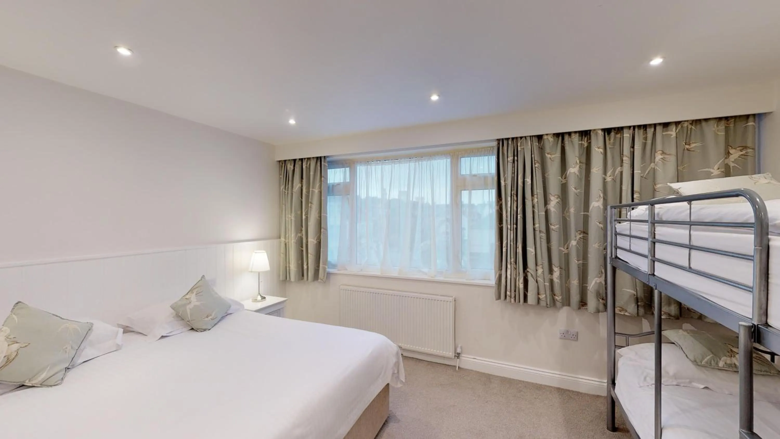 Bed in Ommaroo Hotel