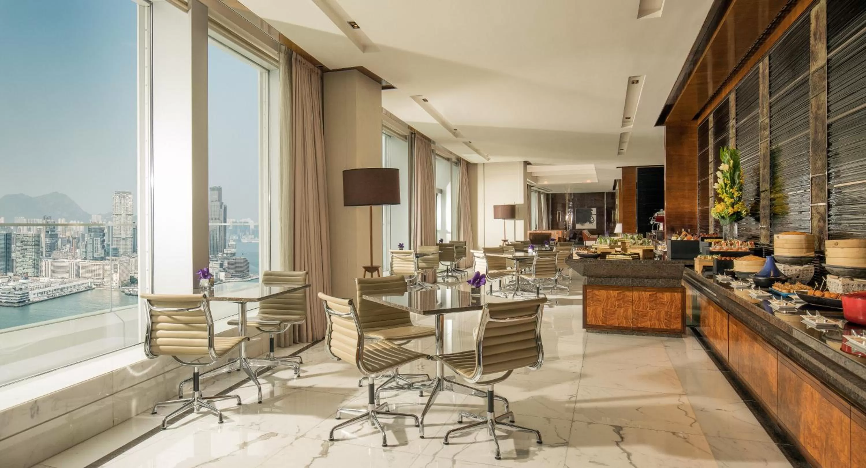 Lounge or bar in Four Seasons Hotel Hong Kong