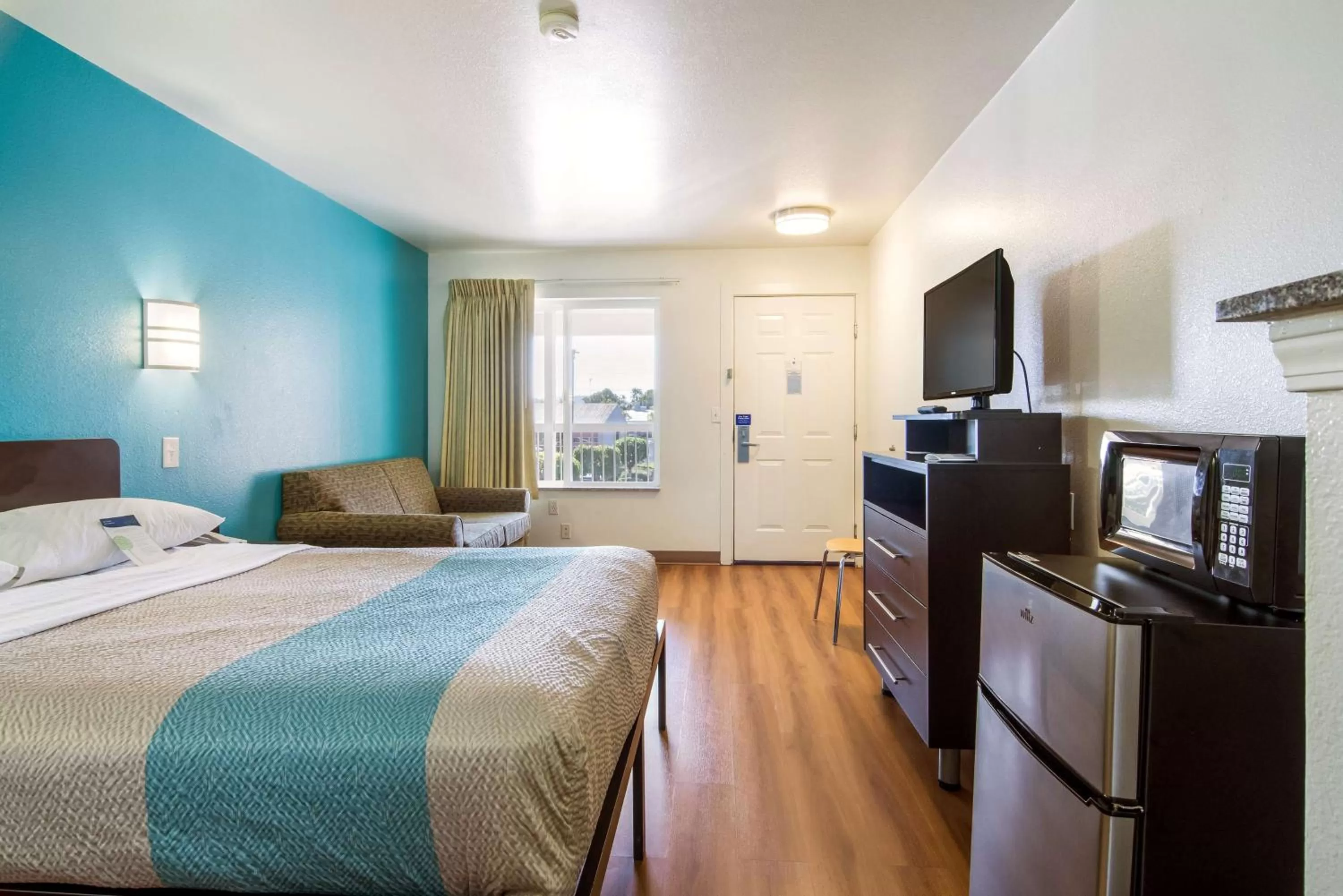 TV and multimedia, Bed in Motel 6 Portland Mall - 205