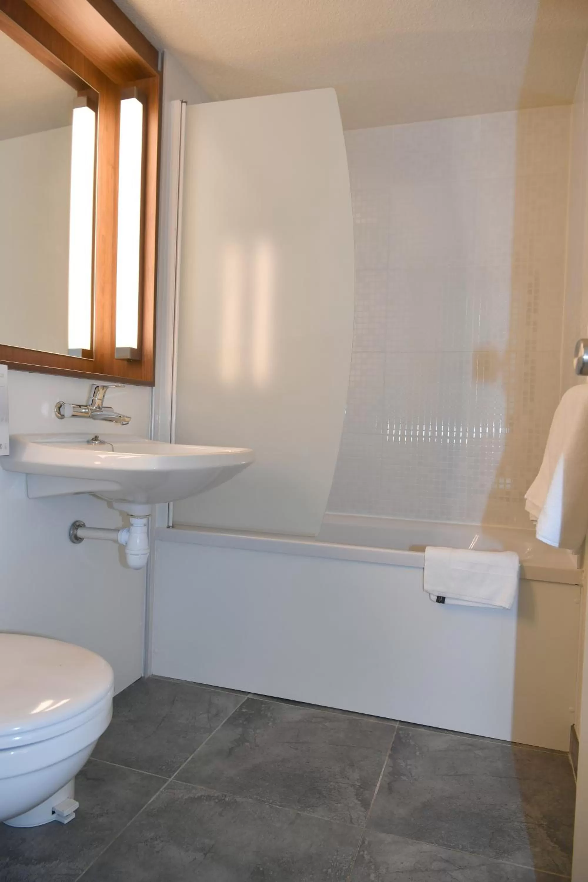 New Generation Double Room with 1 Double Bed and 1 Junior Bed in Kyriad Direct Metz Nord – Woippy
