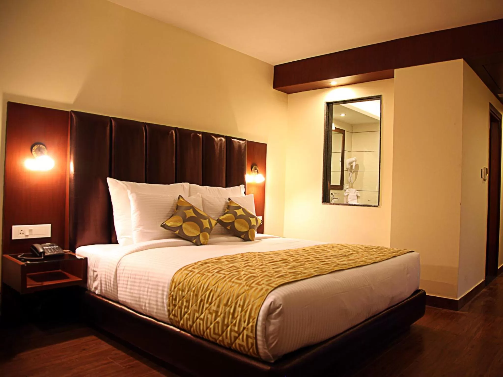 Toilet, Bed in Hotel Cama