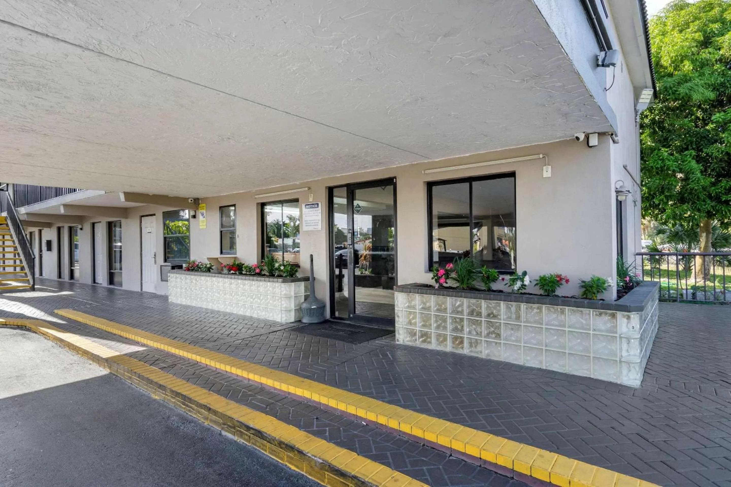 Property building in Rodeway Inn Clearwater-Dunedin