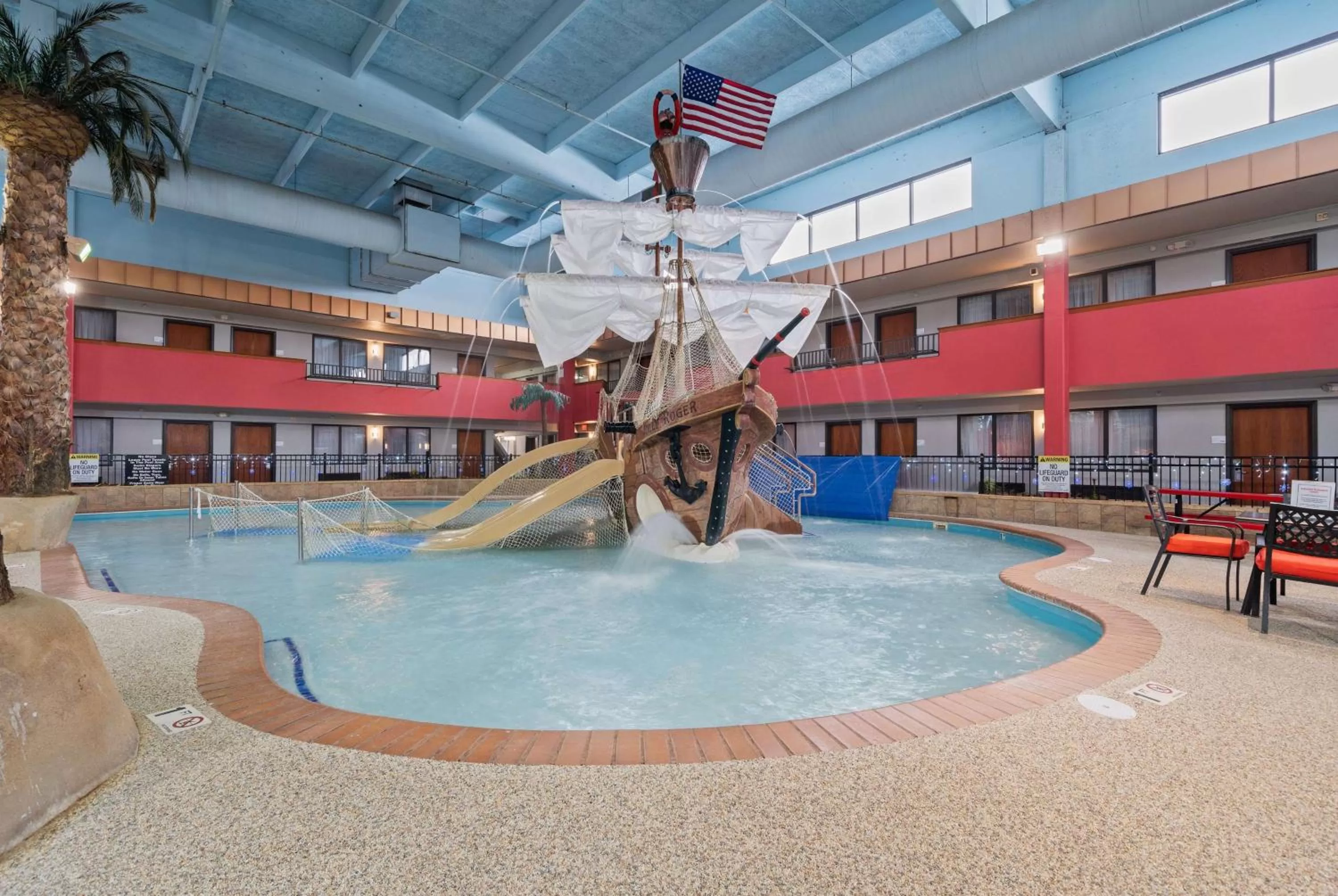 Swimming pool in Ramada by Wyndham Sioux Falls Airport - Waterpark Resort & Event Center