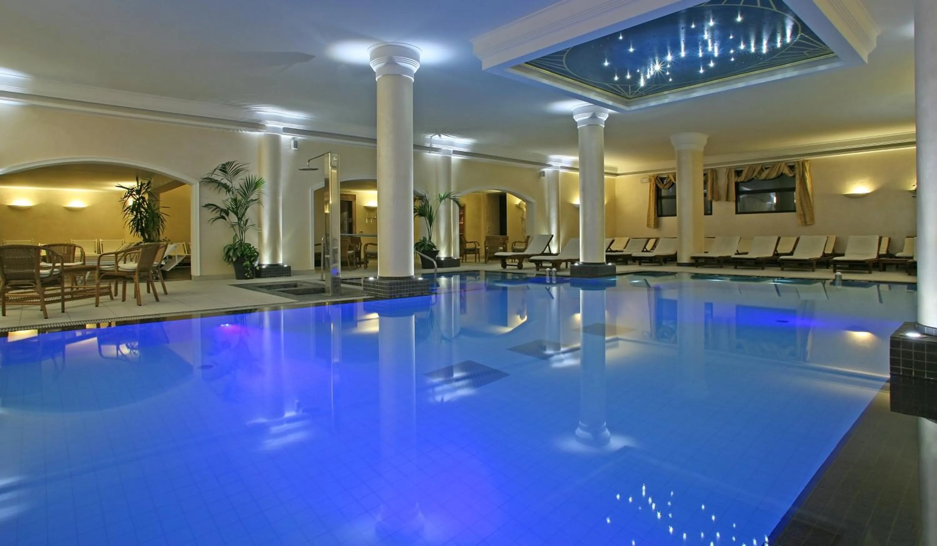 Swimming pool in Hotel Terme Salus