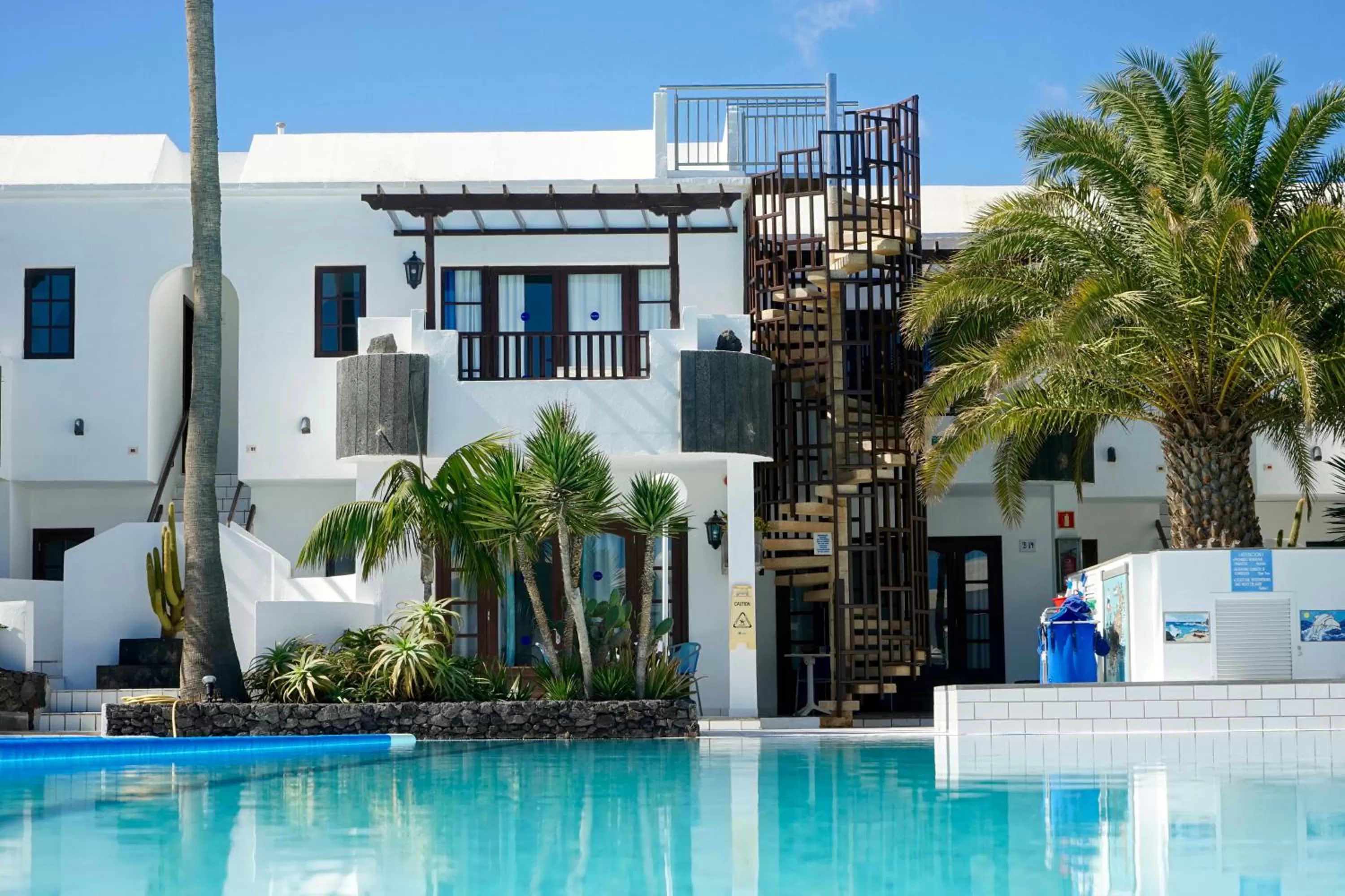 Property building in Plaza Azul