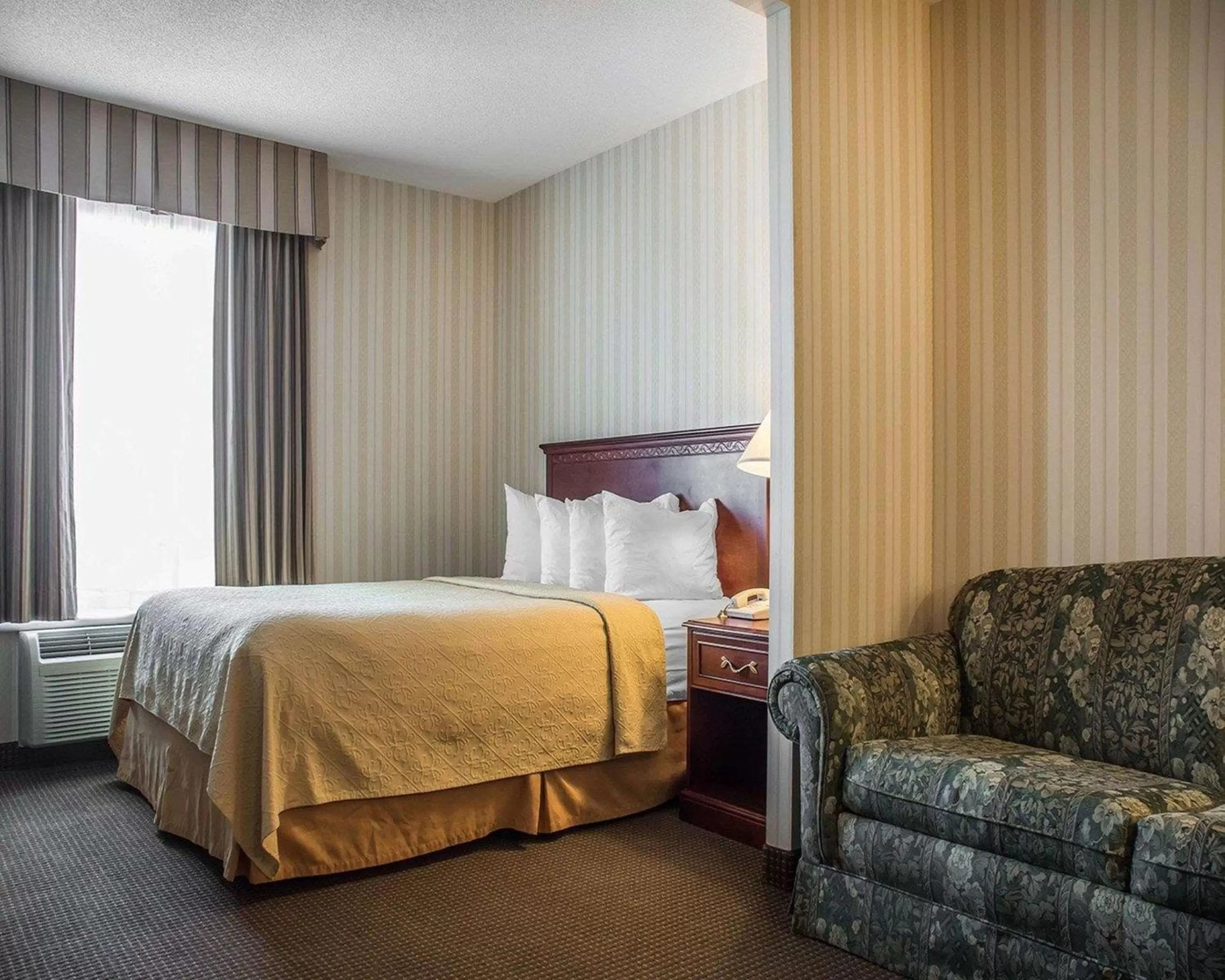 Photo of the whole room in Quality Hotel & Suites Woodstock
