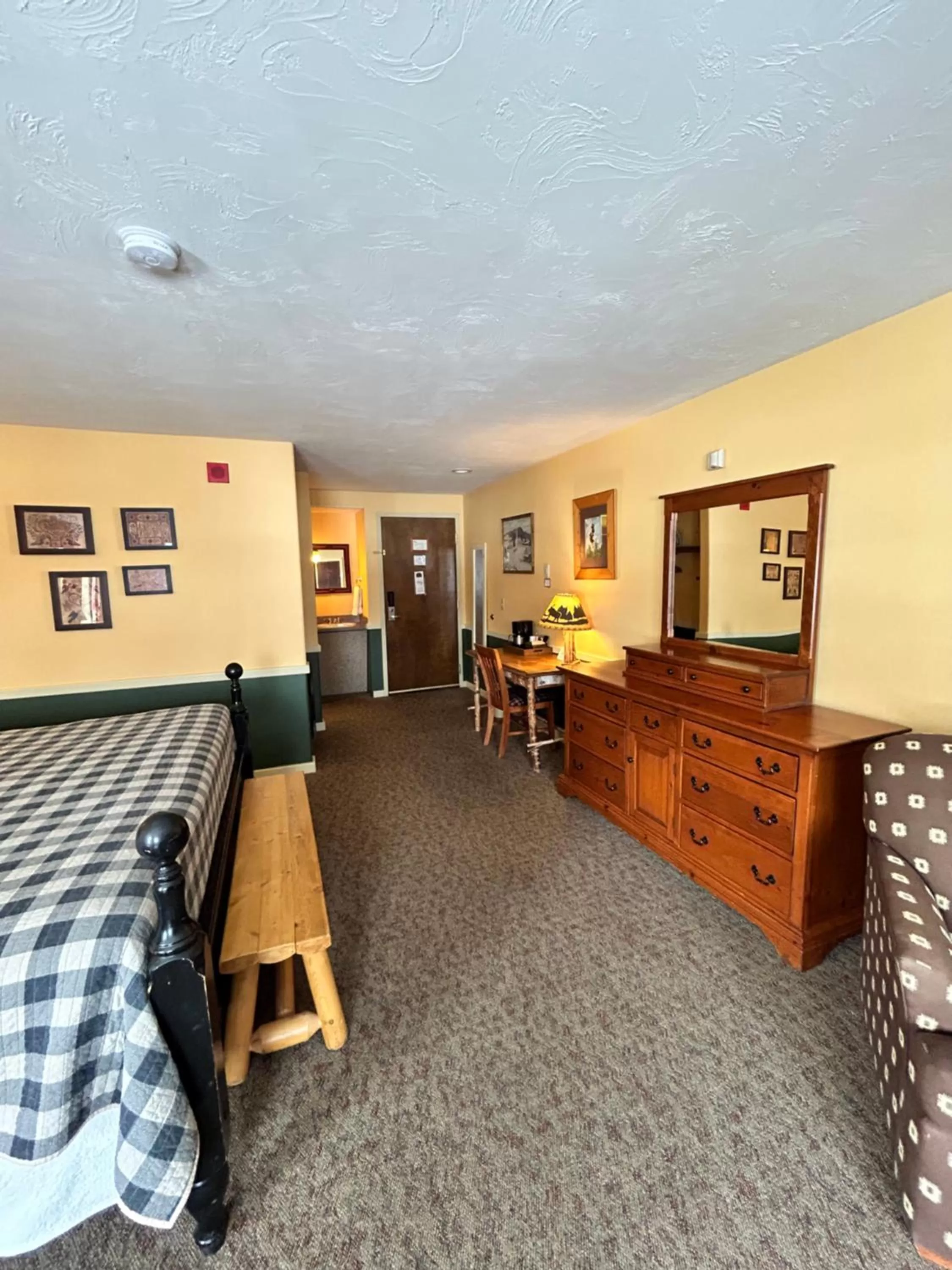 Photo of the whole room, Bed in The Common Man Inn, Spa & Lodge