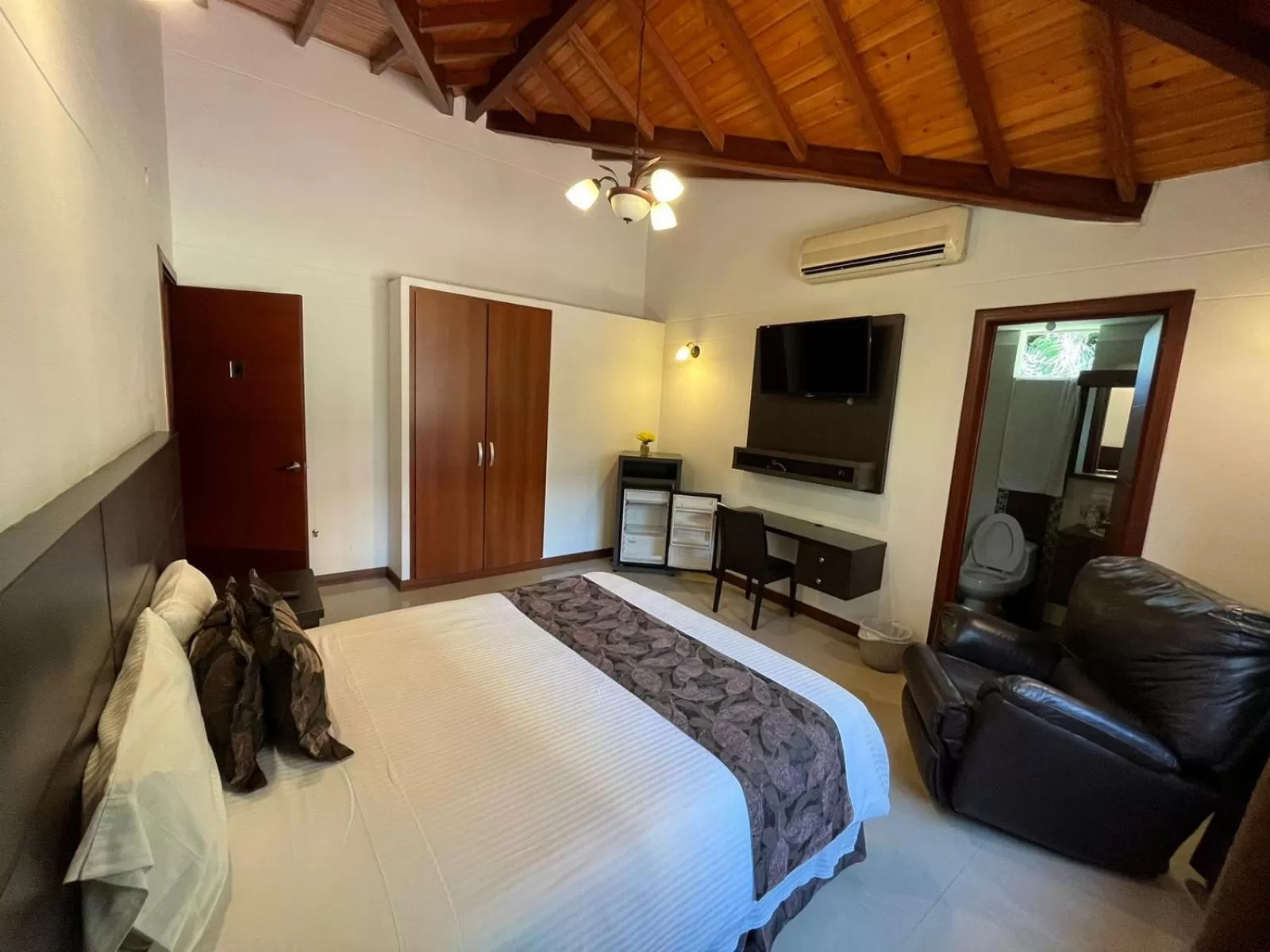 Bedroom, TV/Entertainment Center in Hotel Serenity Suites Casa Boutique