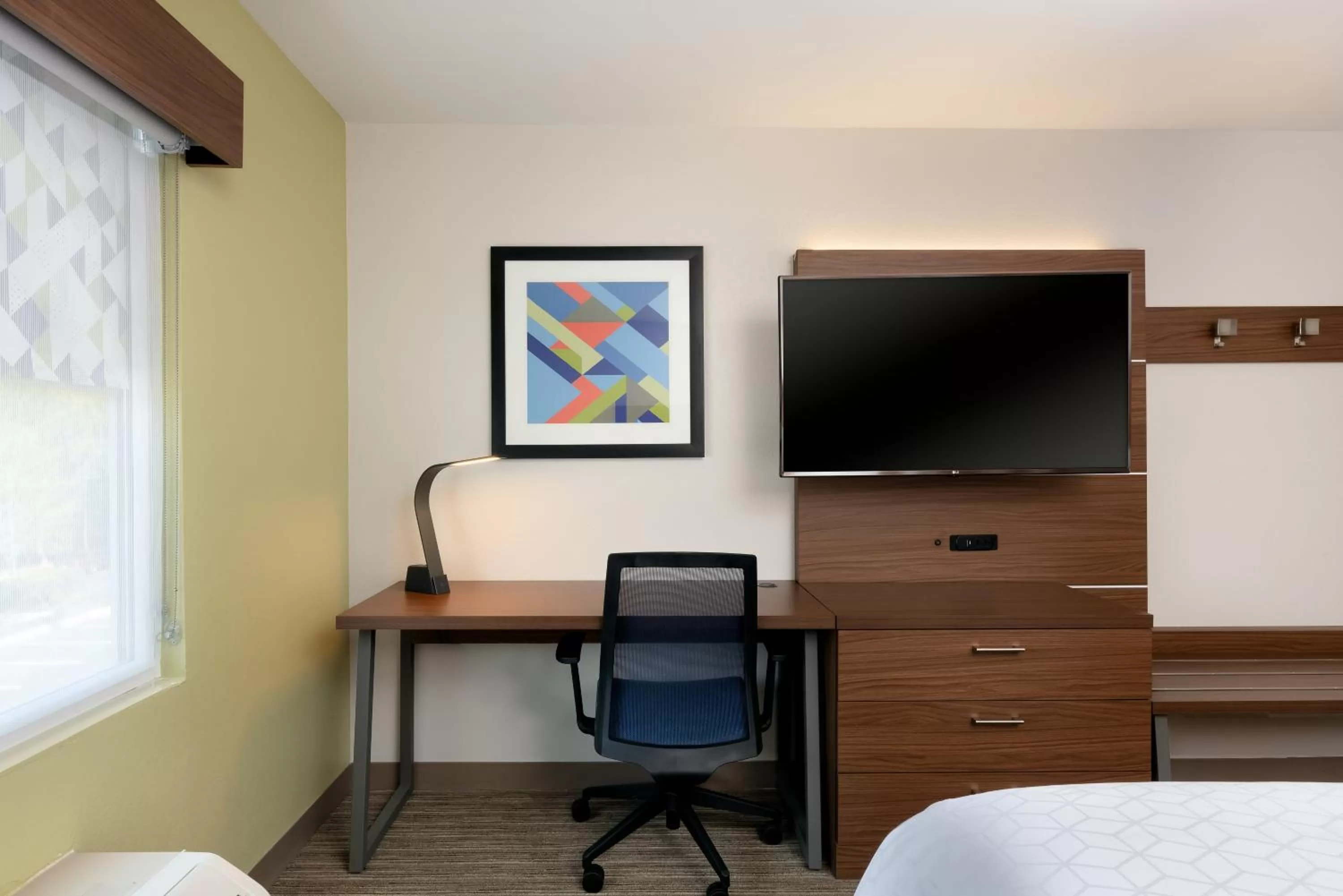 Bedroom, Bed in Holiday Inn Express Alpharetta - Roswell by IHG